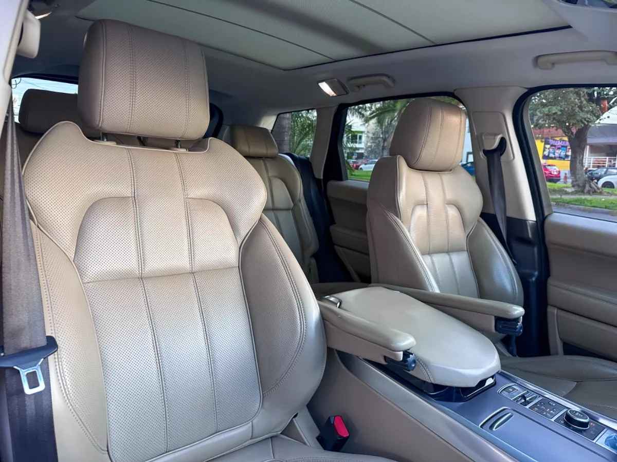 Car image 17