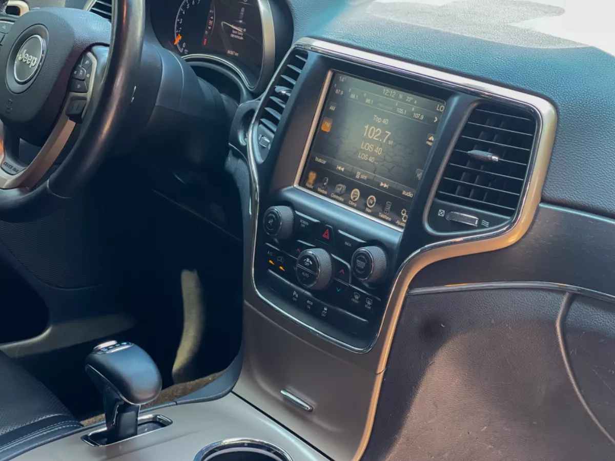 Car image 14