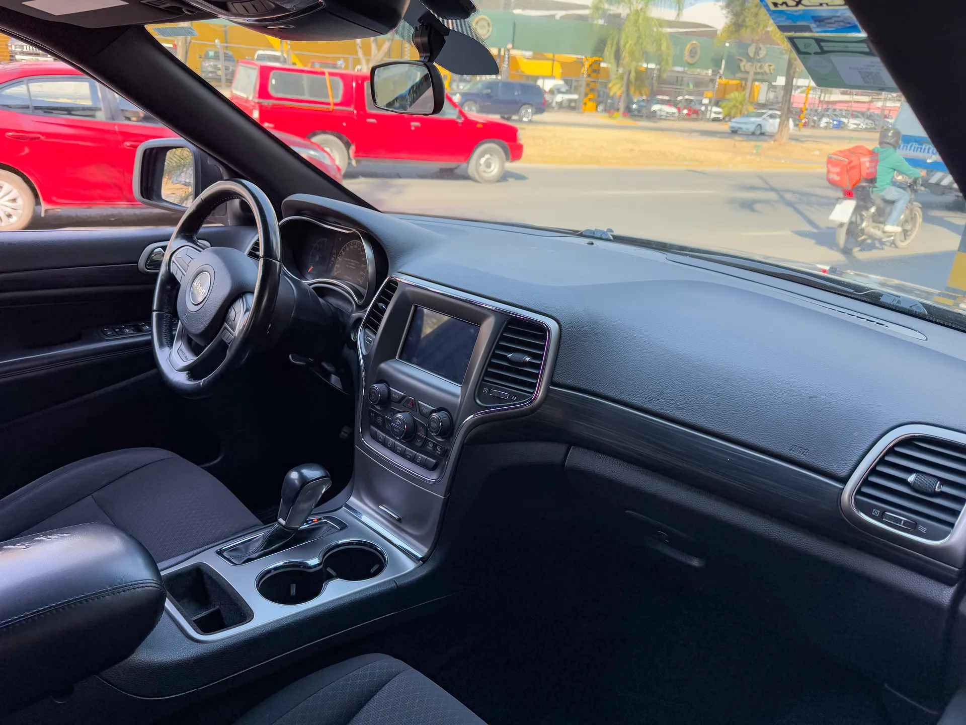 Car image 12