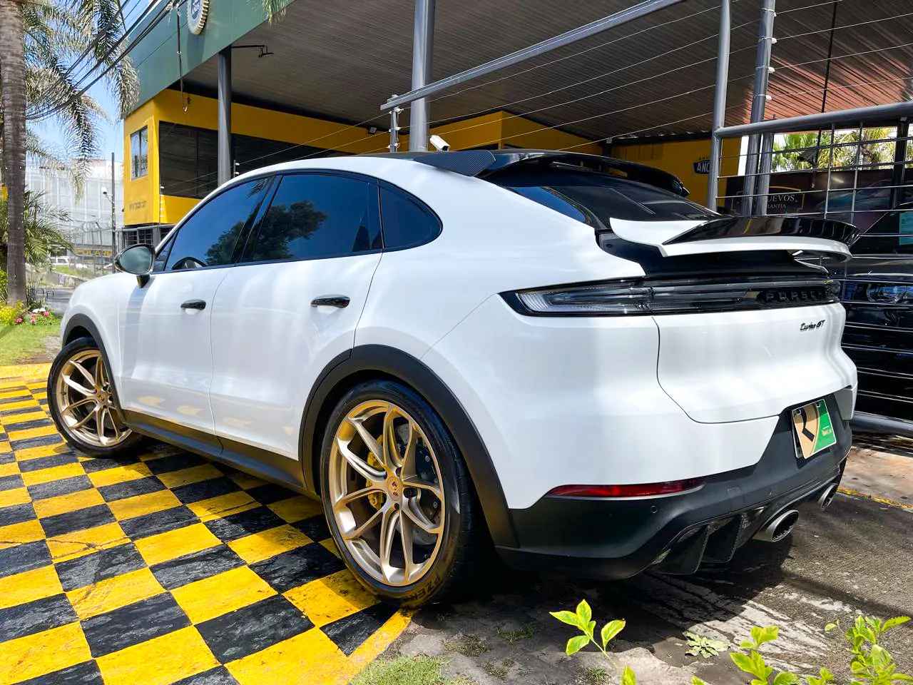 Car image 3