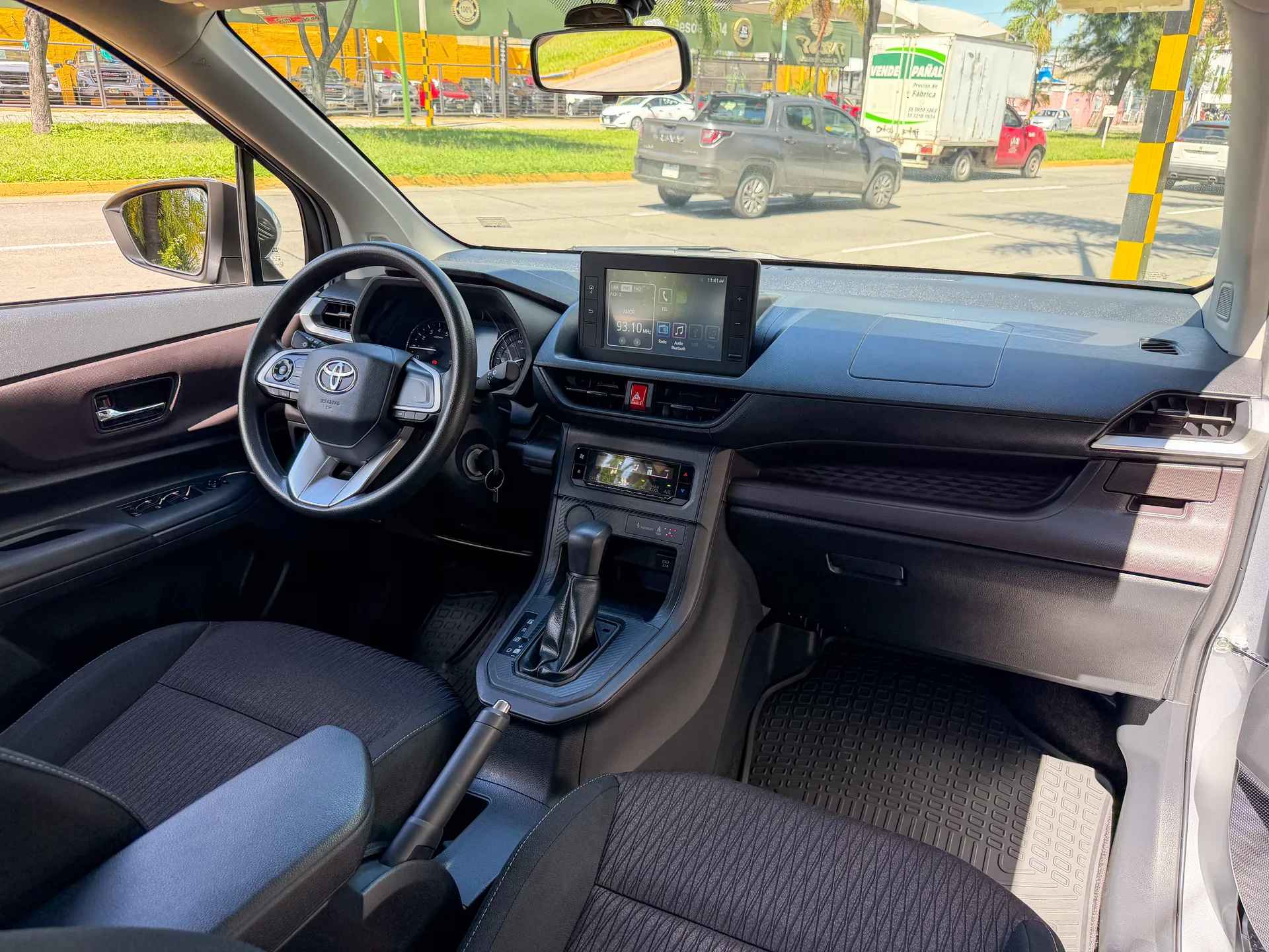 Car image 14