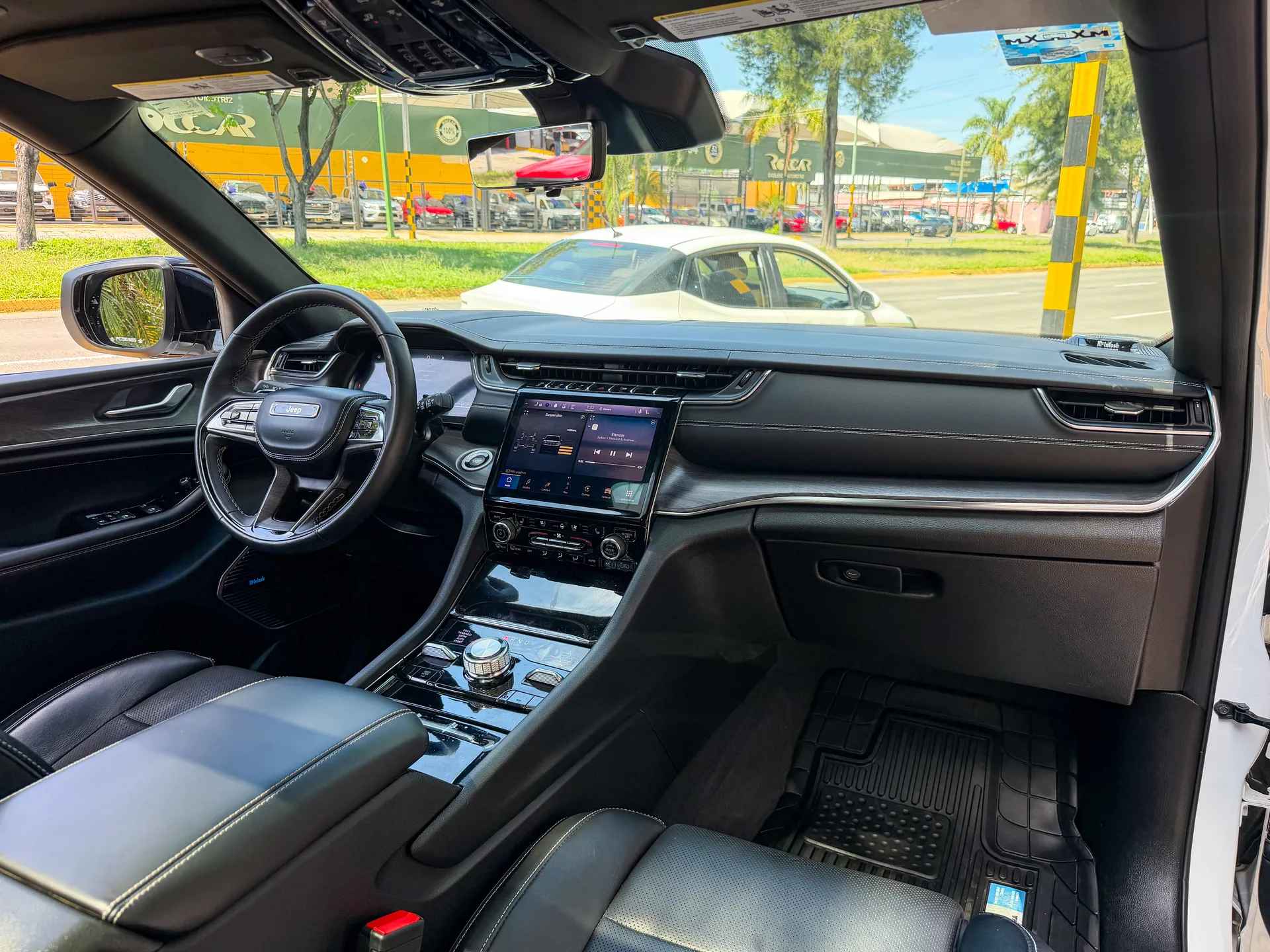 Car image 13