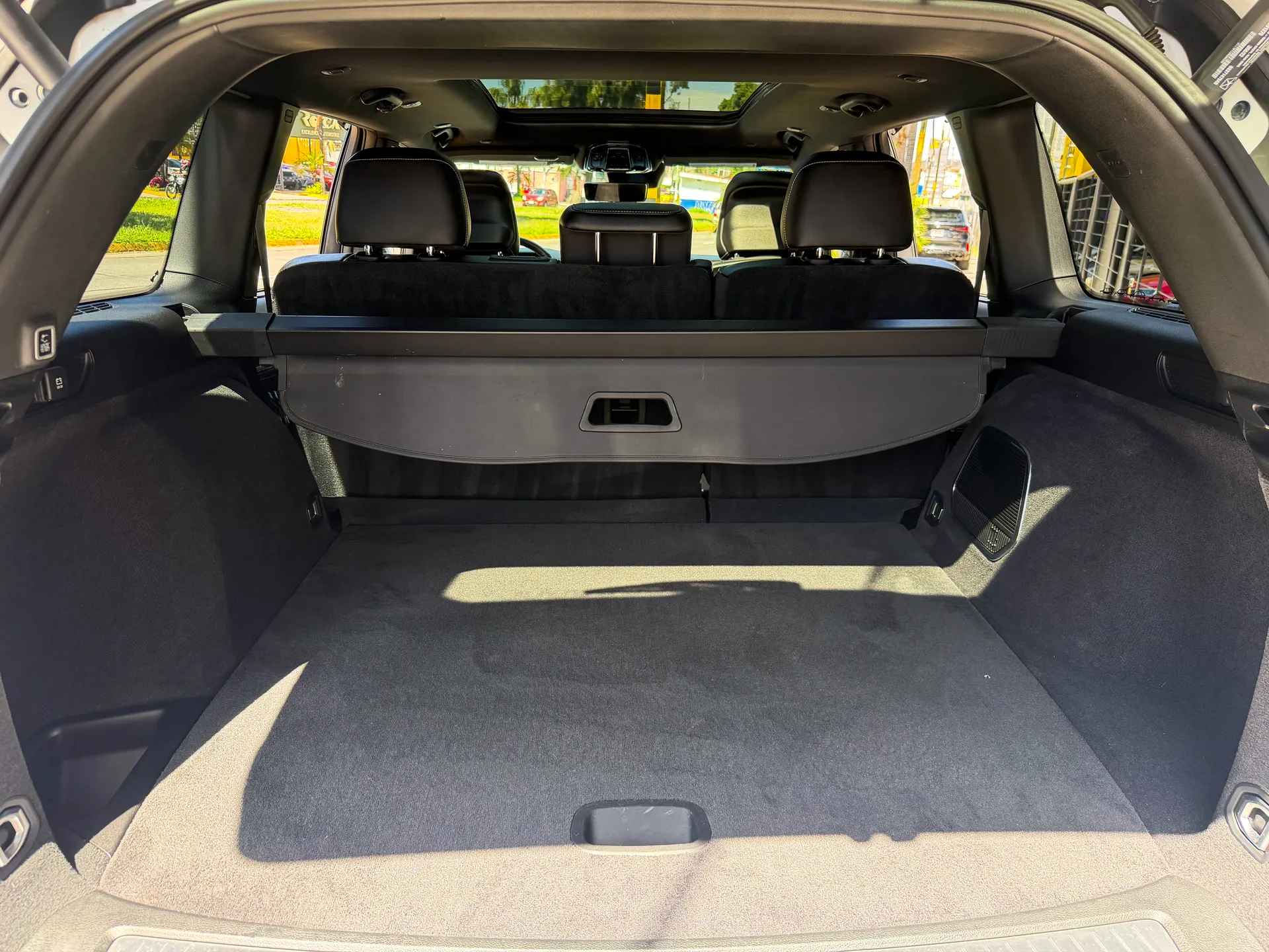 Car image 18
