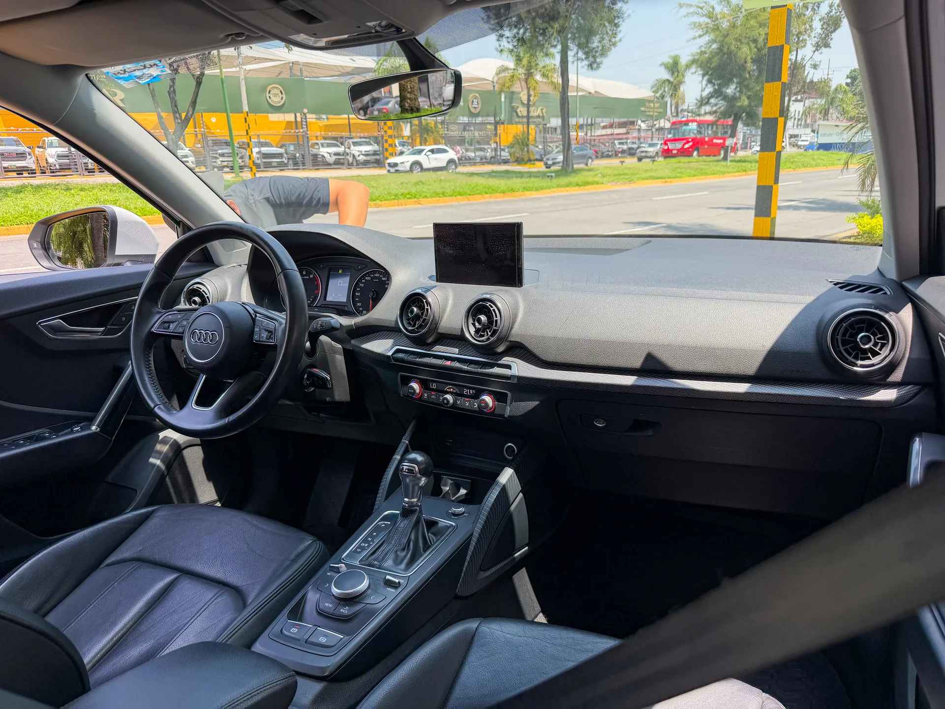 Car image 14