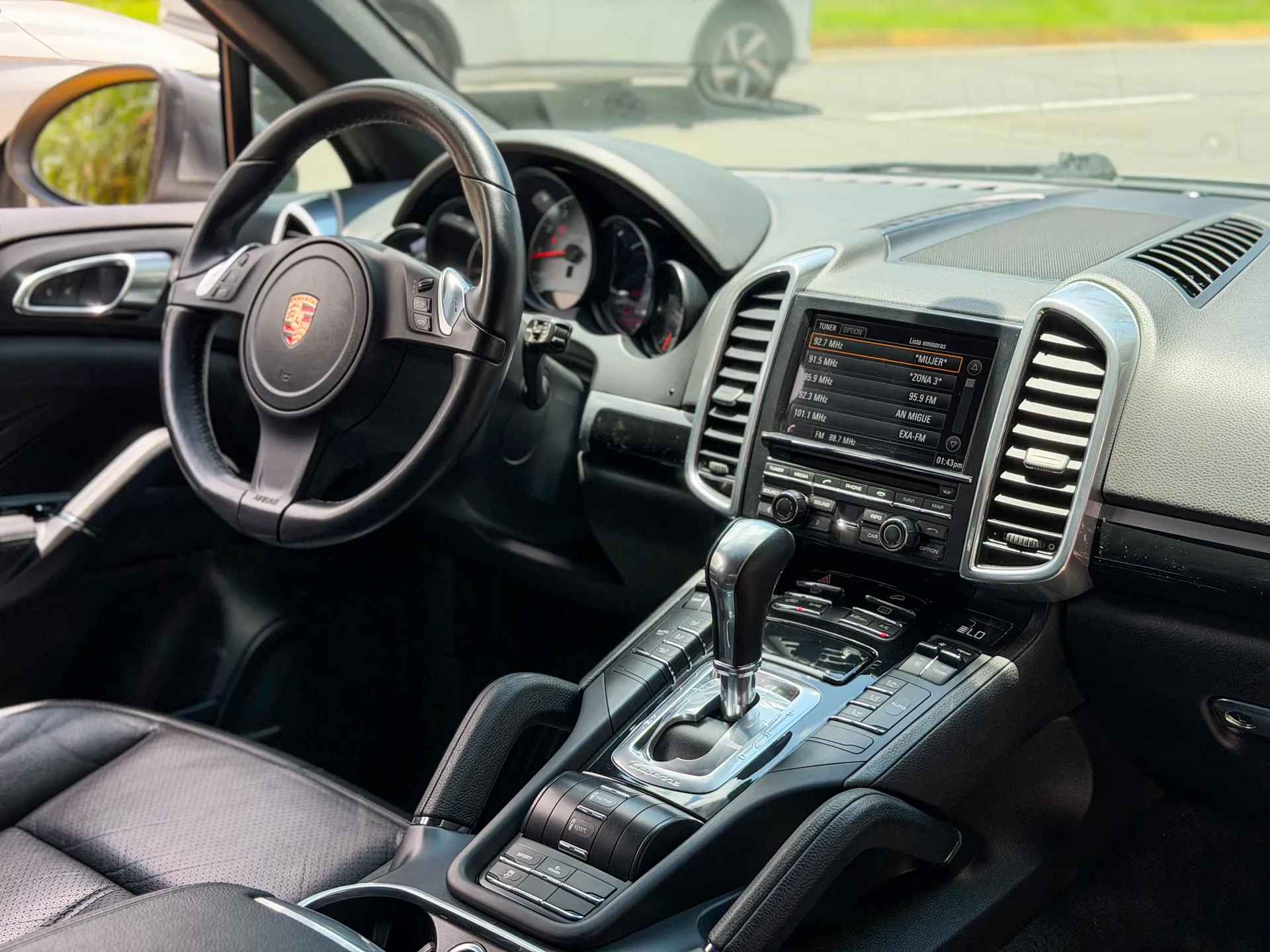 Car image 14