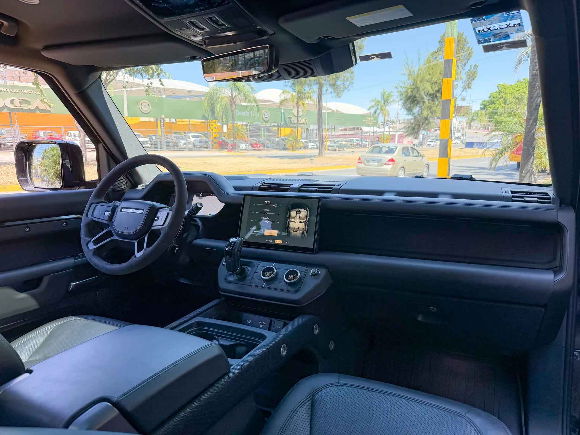 Car image 14