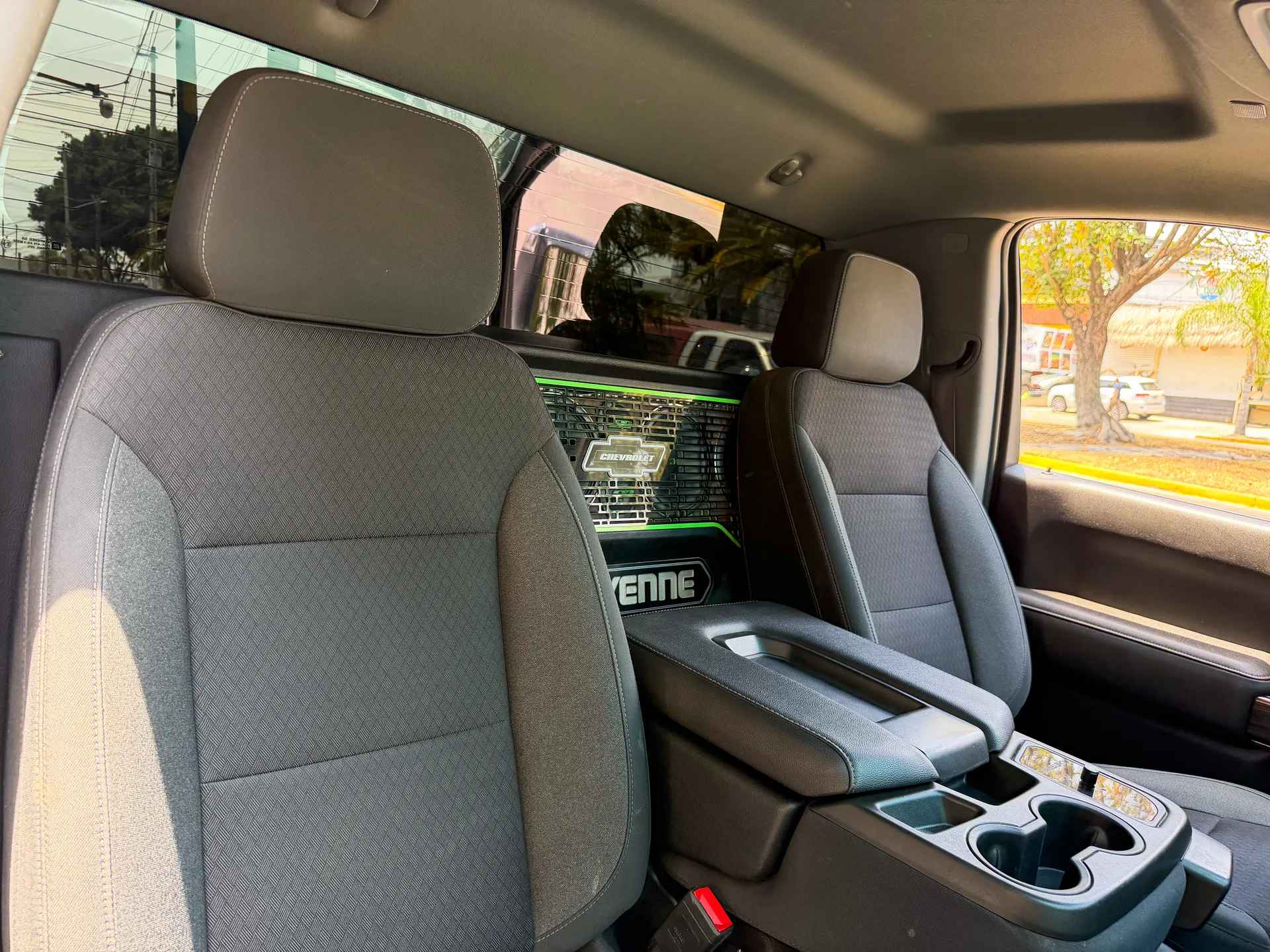 Car image 14
