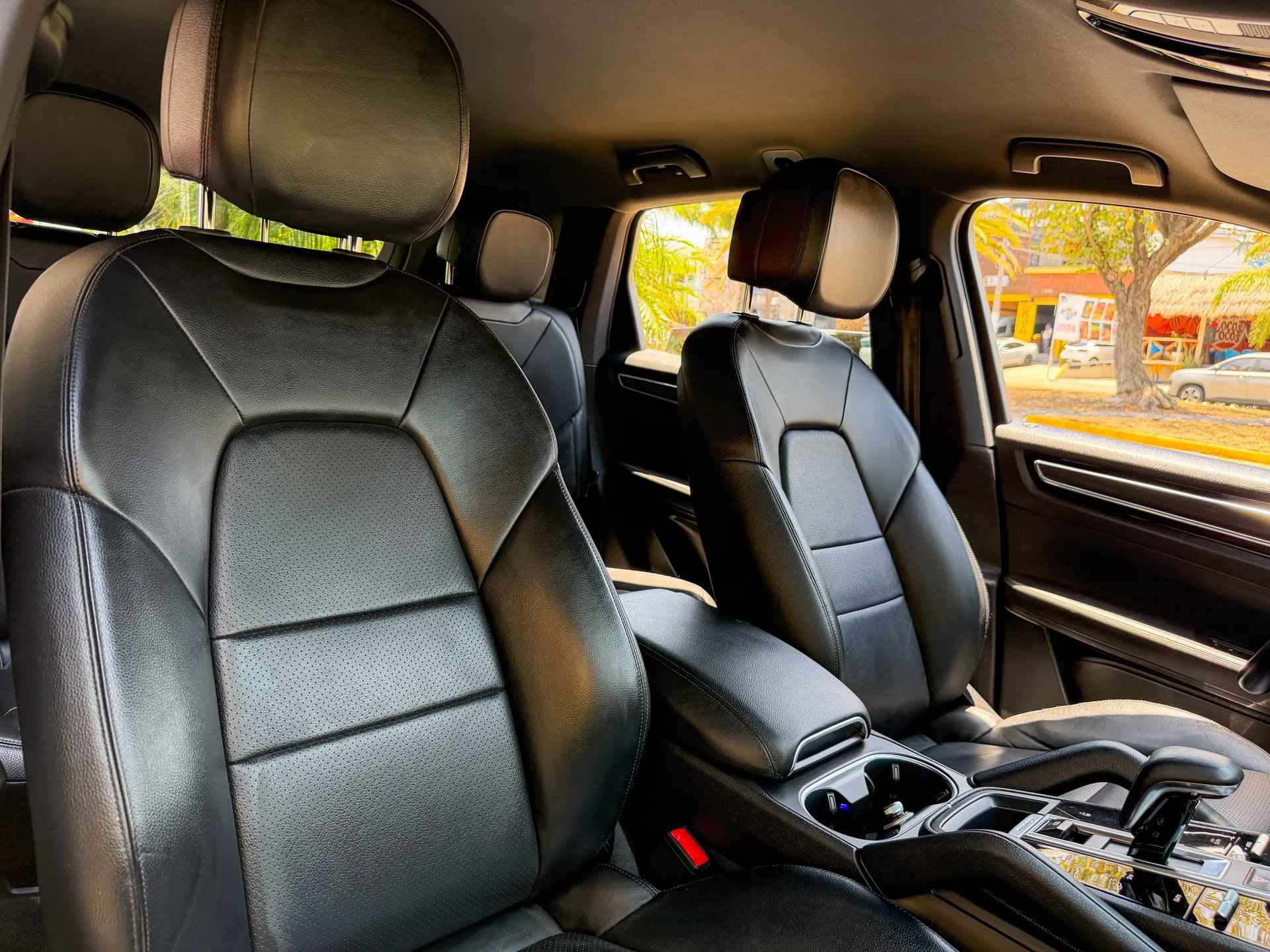 Car image 14