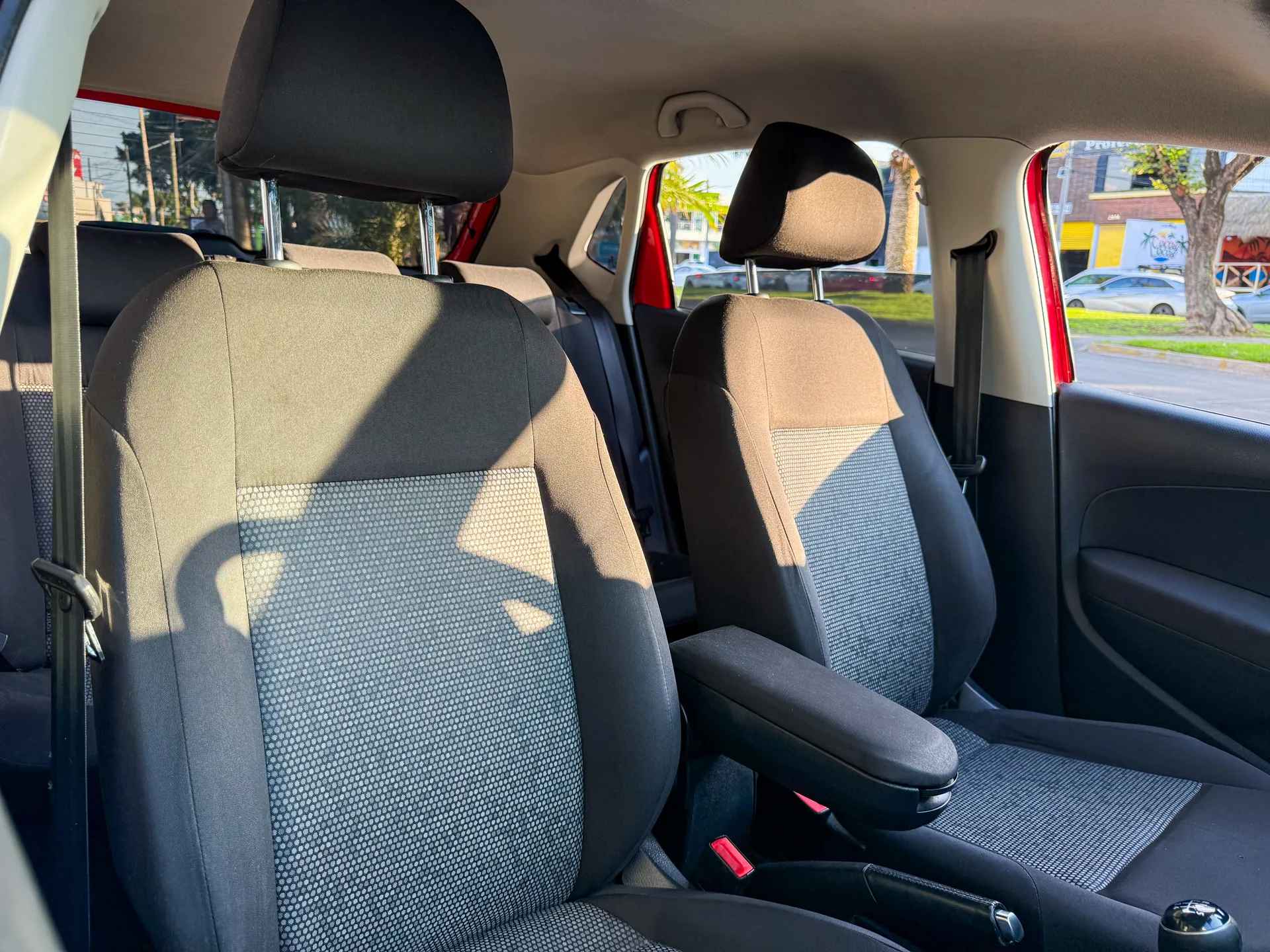 Car image 14