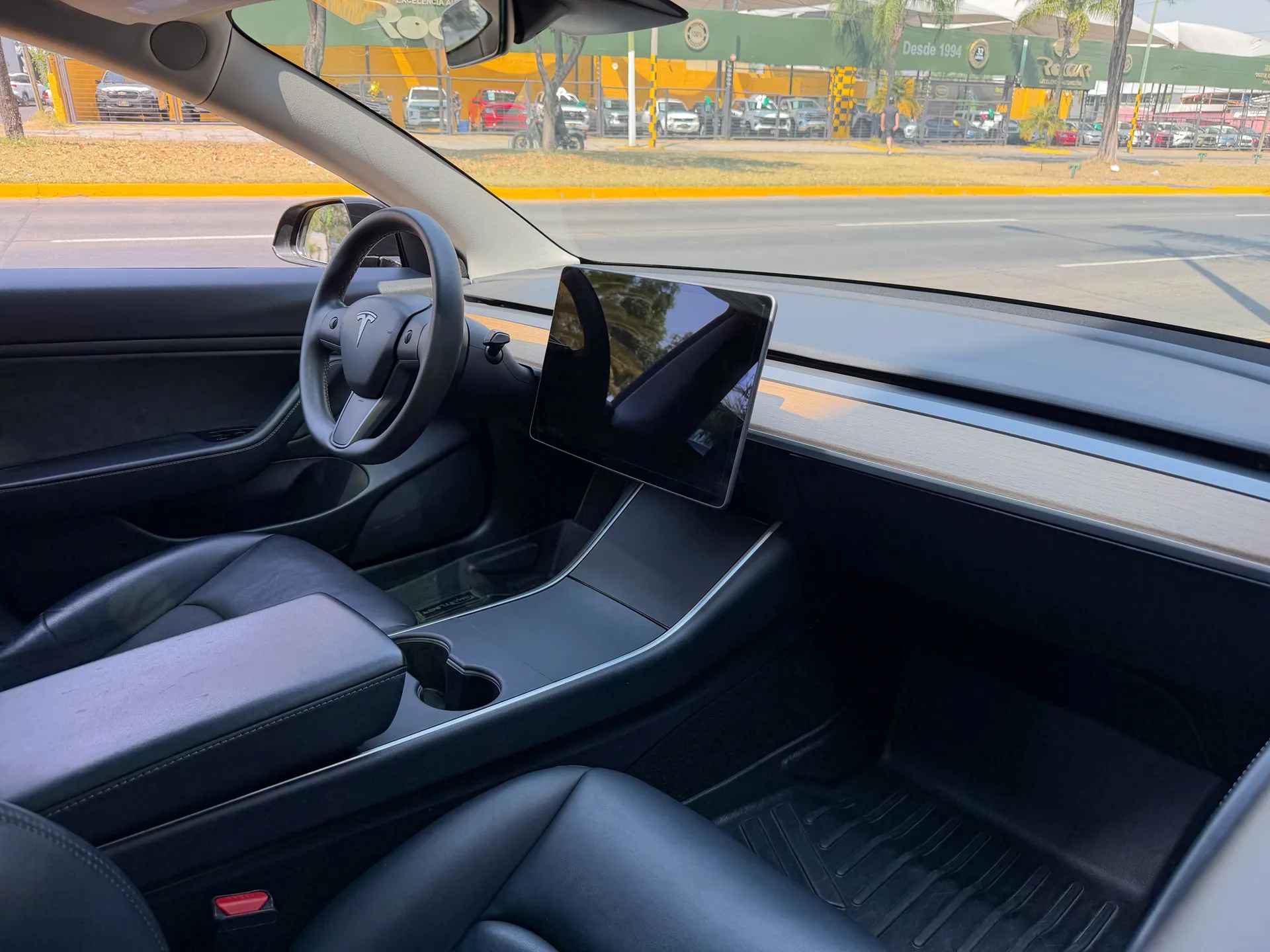 Car image 14