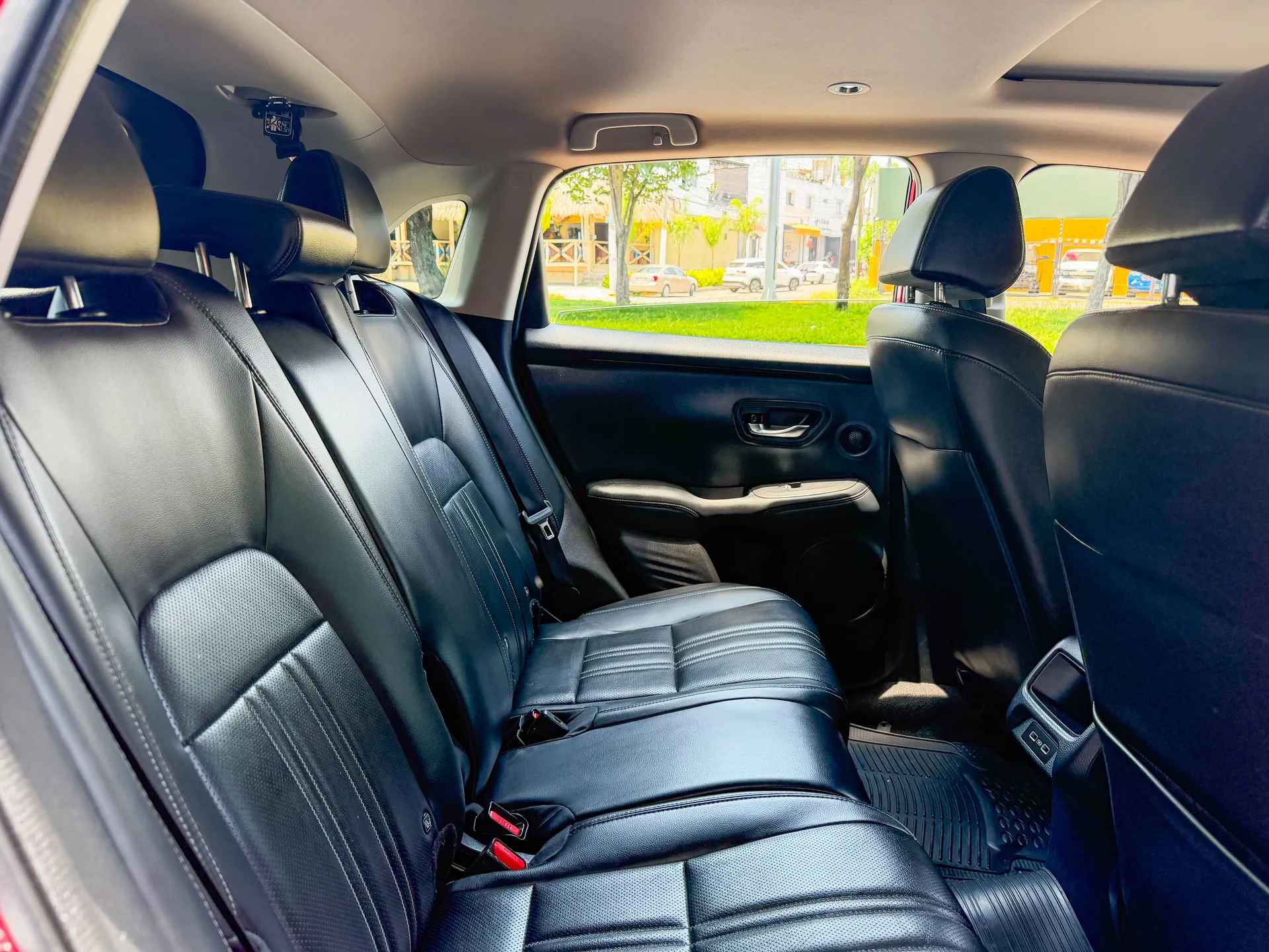 Car image 17