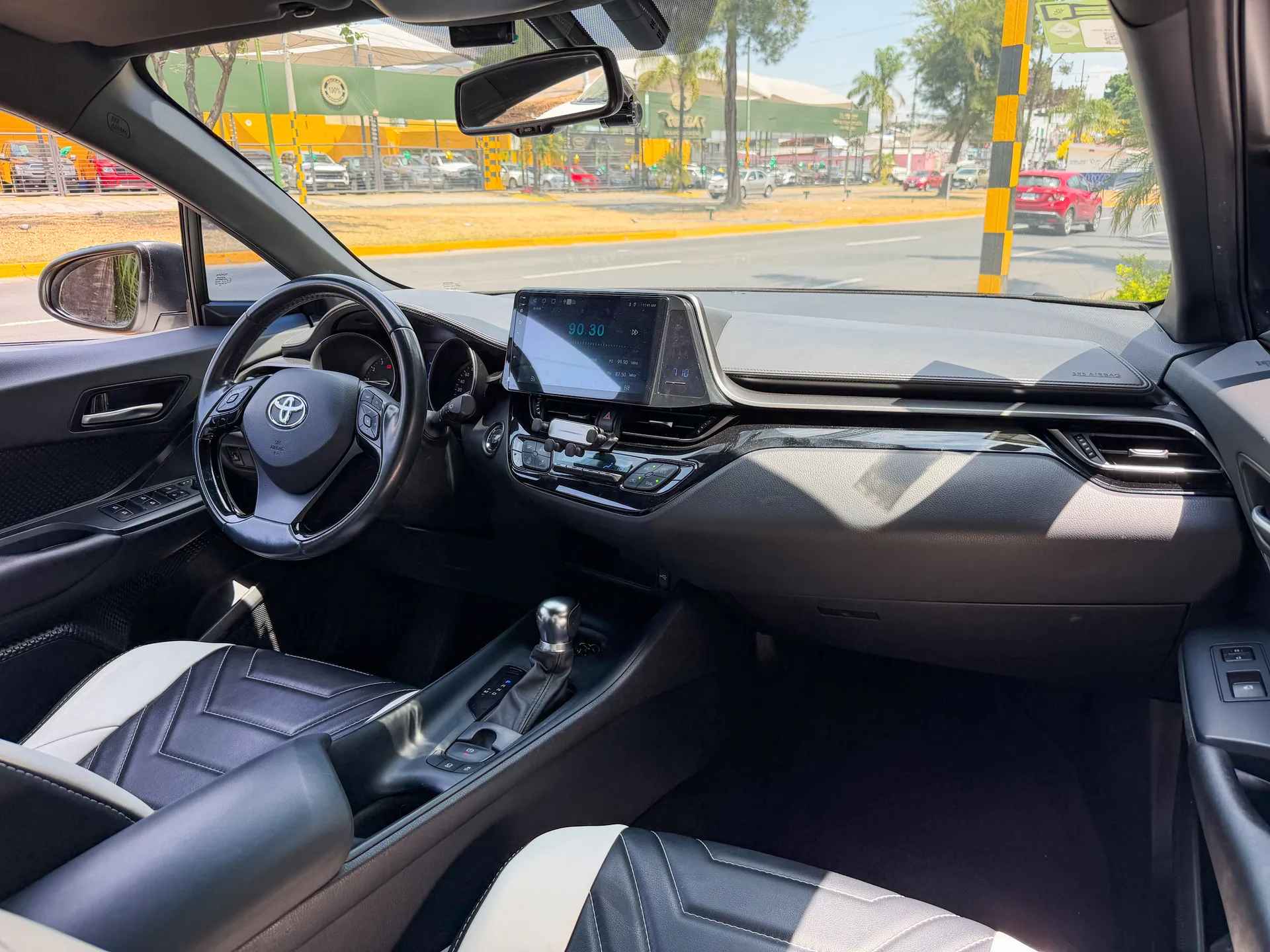 Car image 17