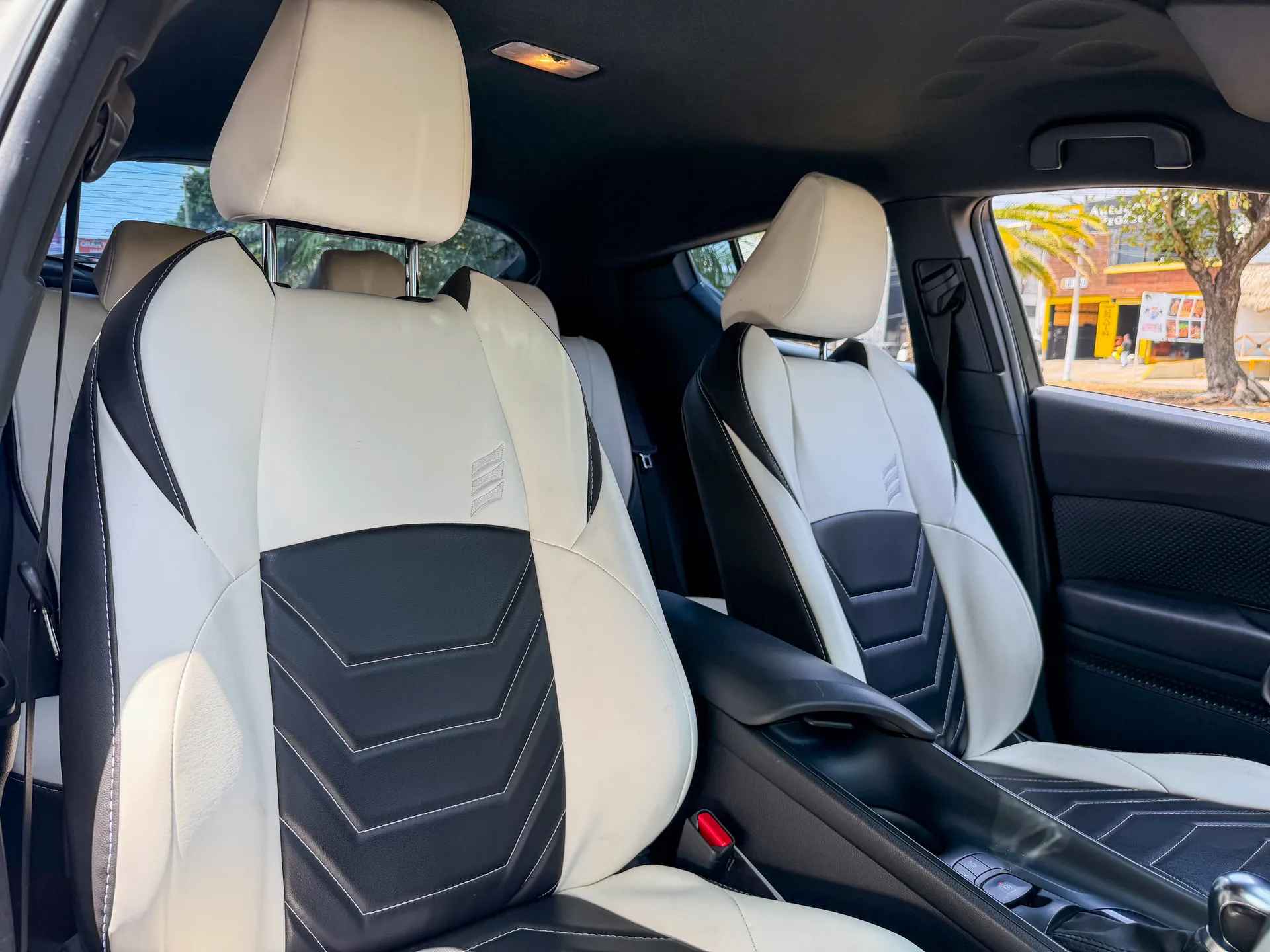 Car image 14
