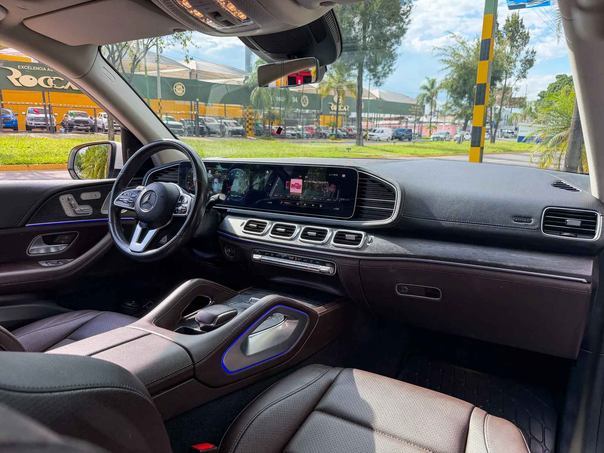 Car image 14