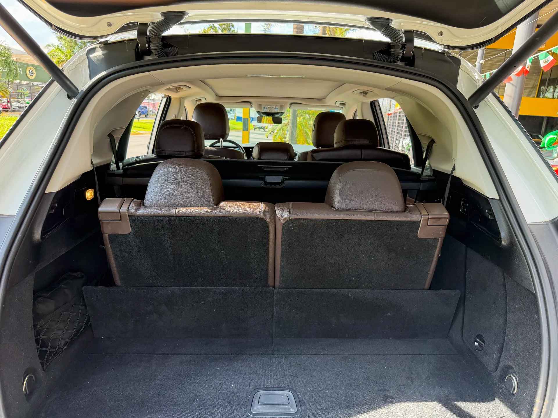 Car image 19