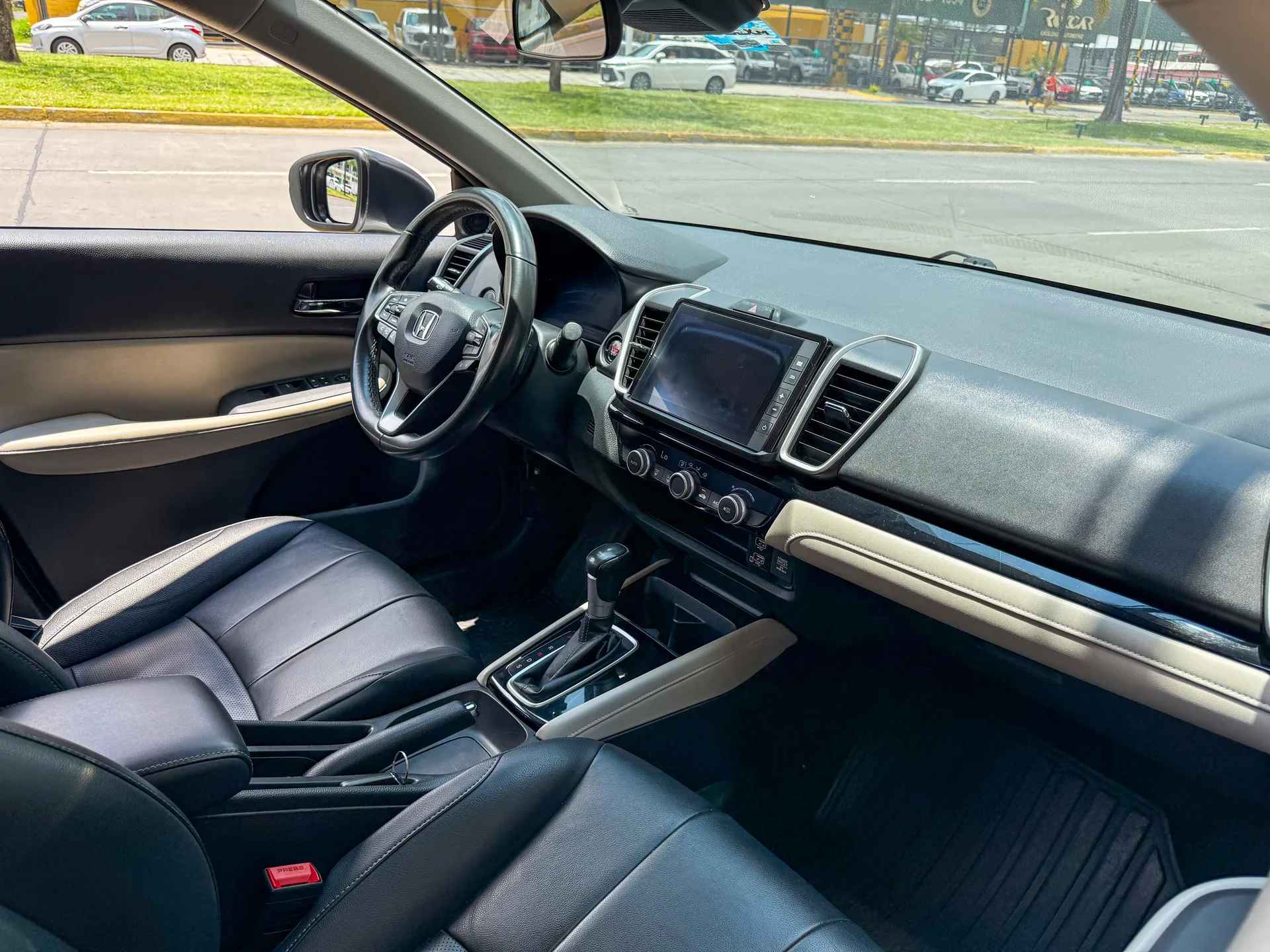Car image 13