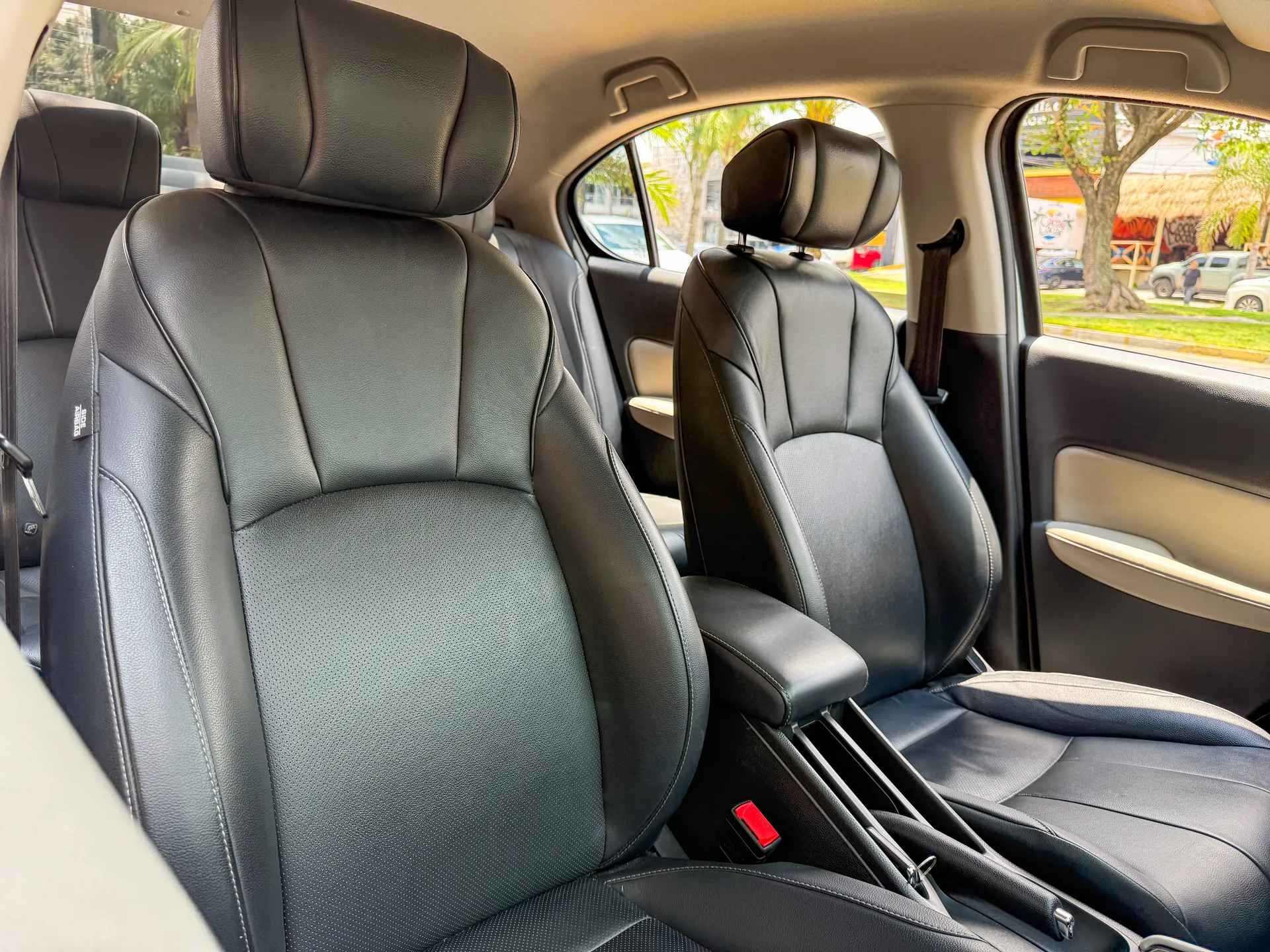 Car image 14