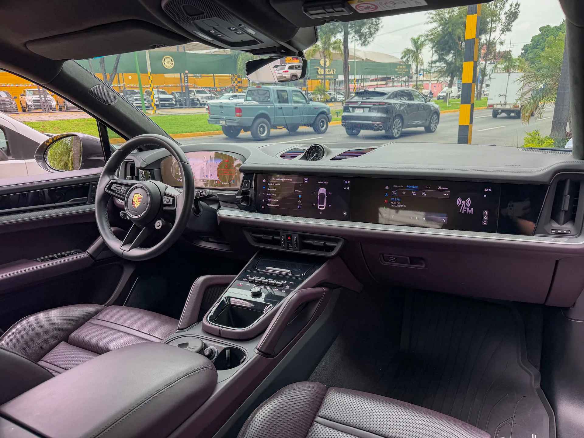 Car image 14