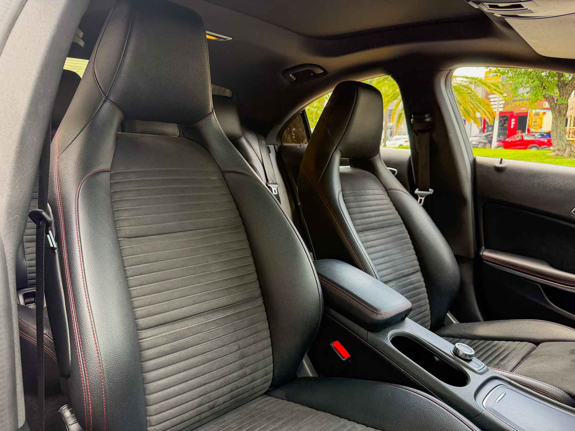 Car image 17