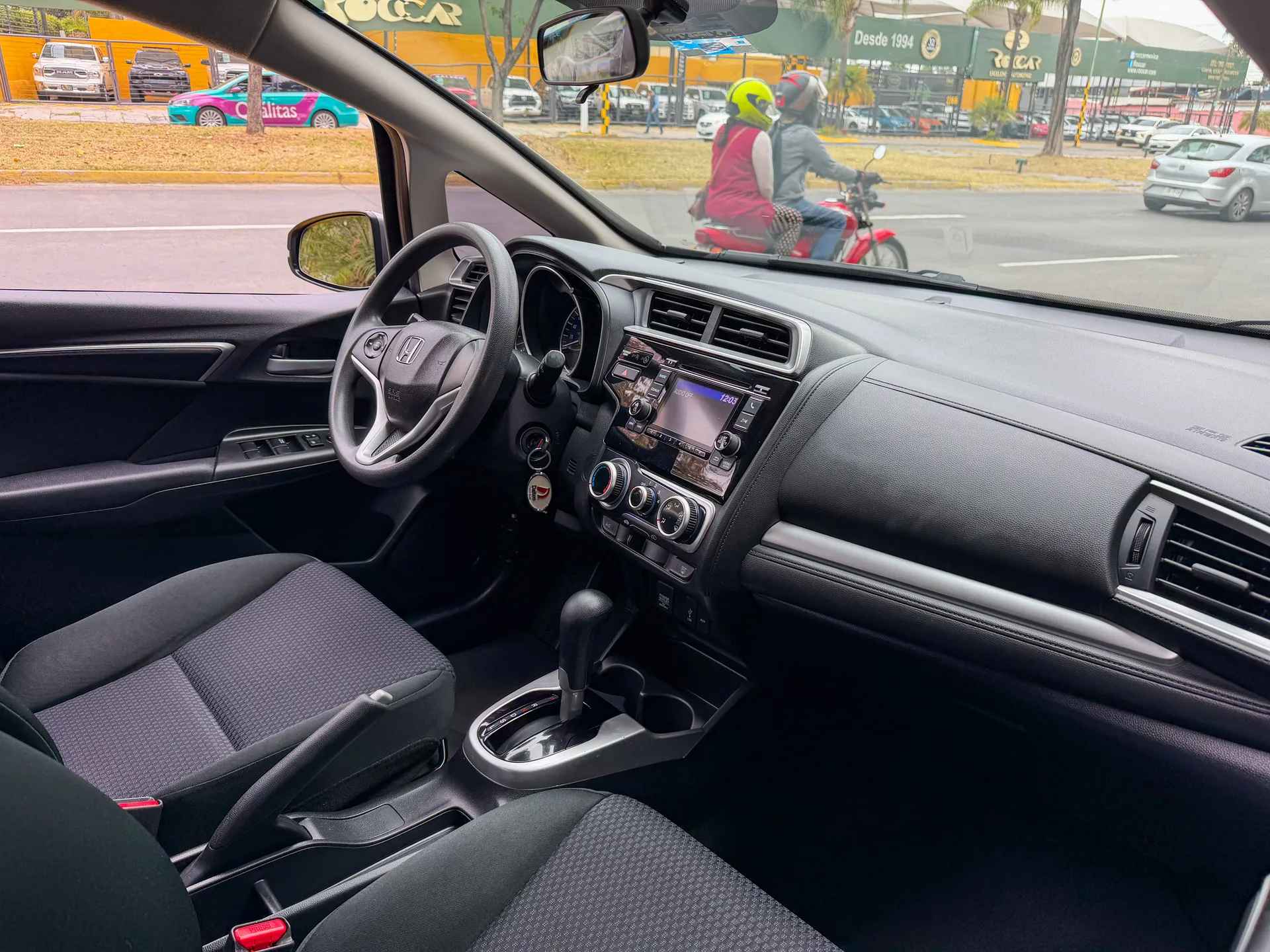 Car image 14