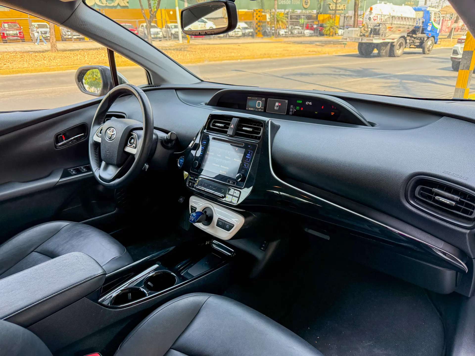 Car image 12