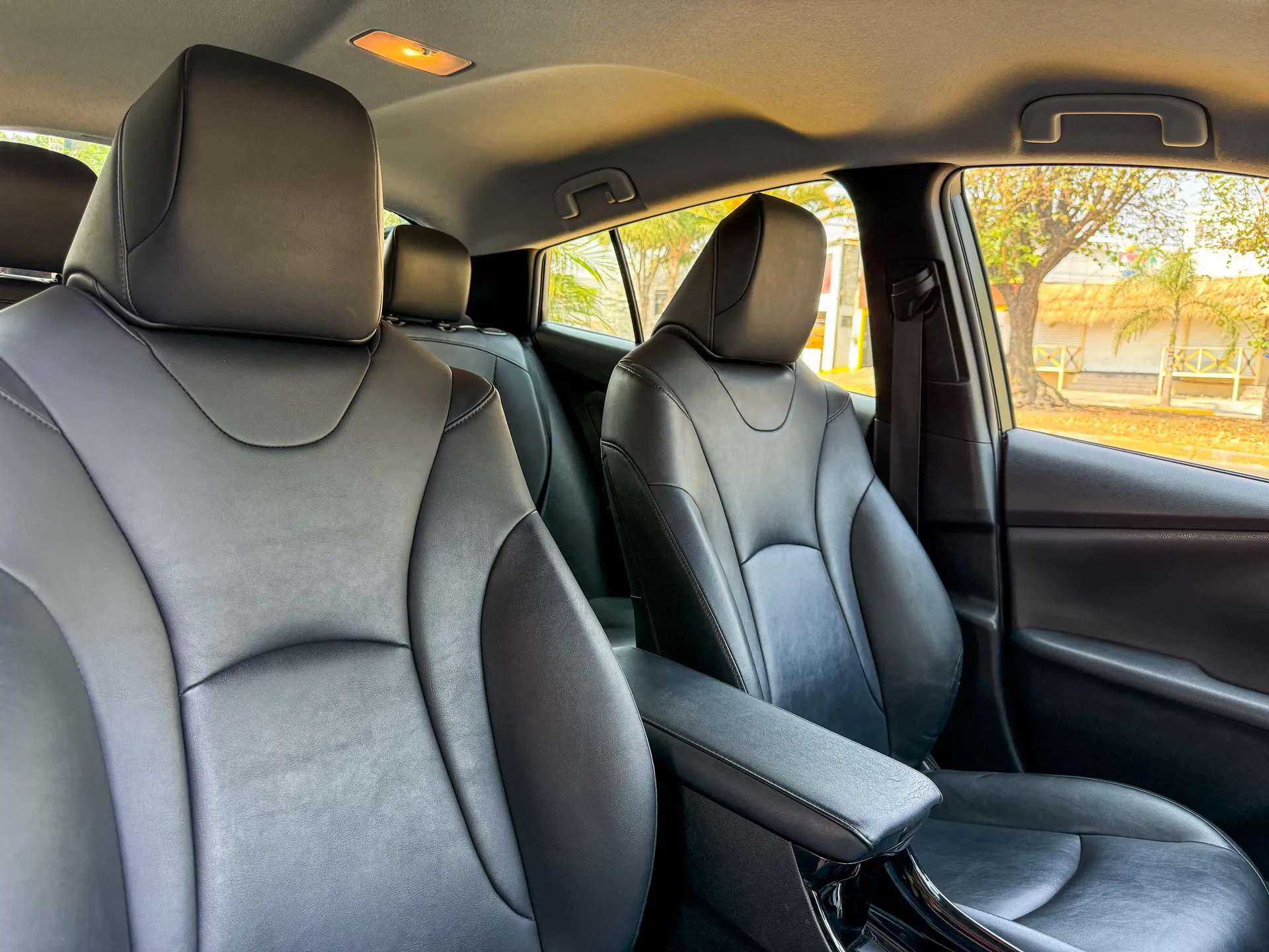 Car image 14