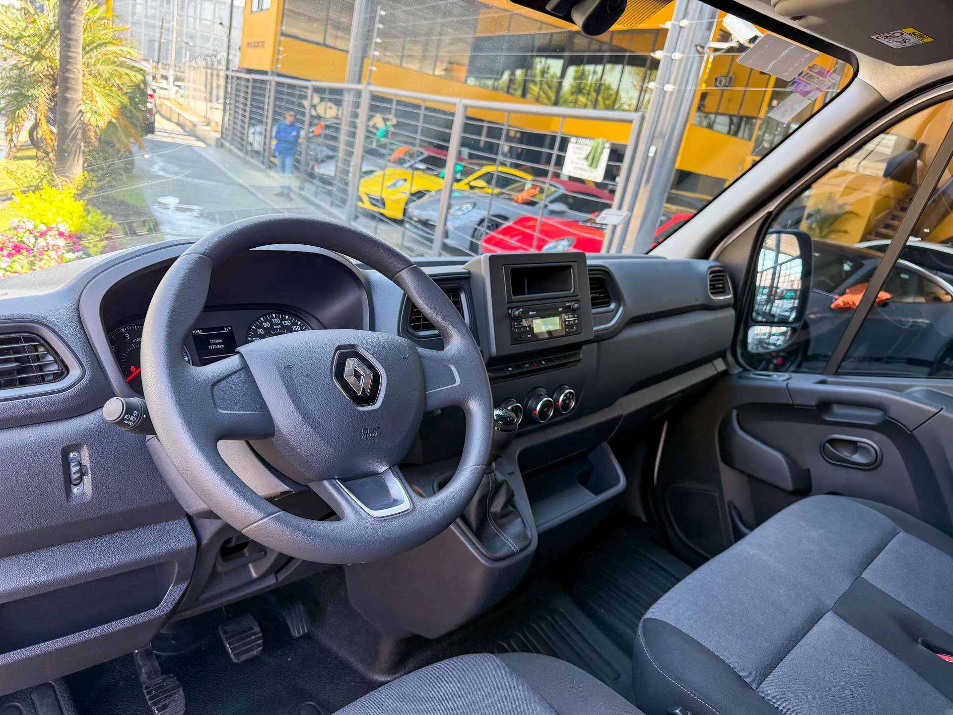 Car image 12