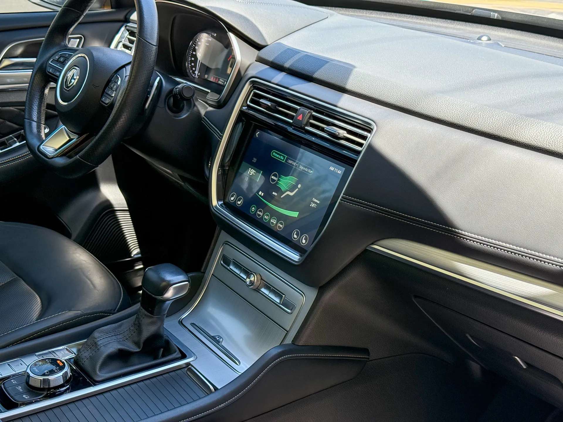 Car image 14