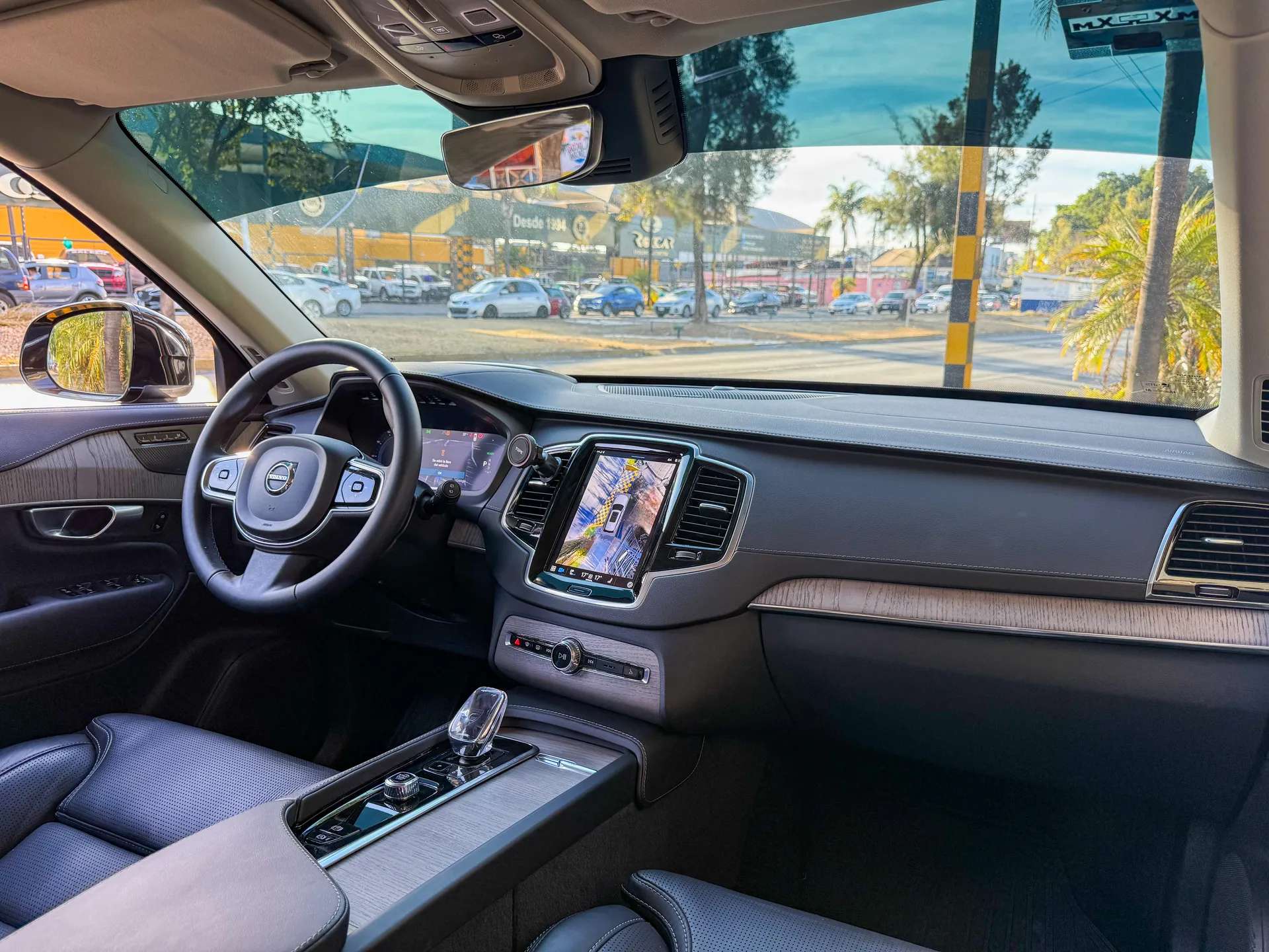 Car image 14