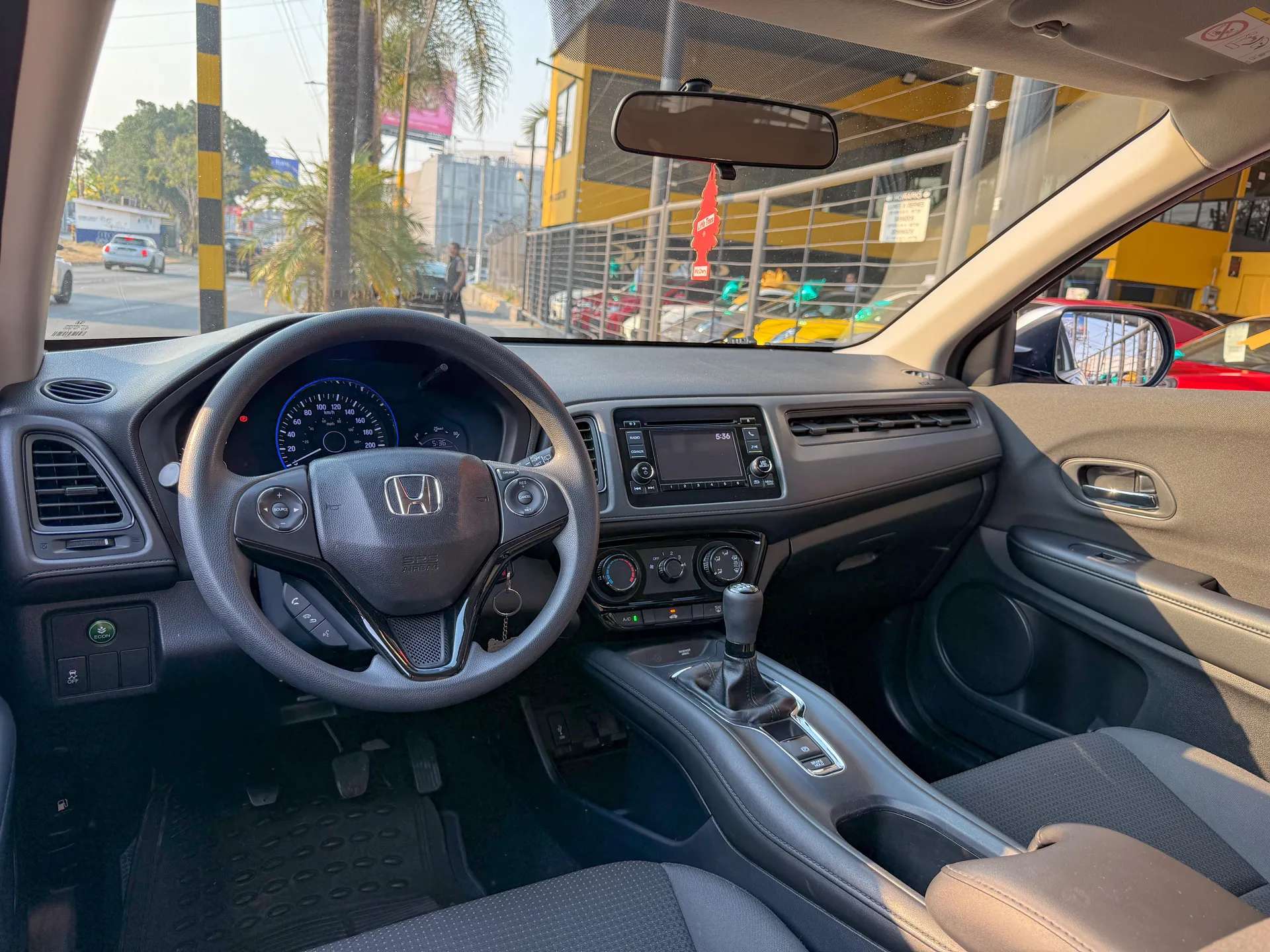 Car image 9