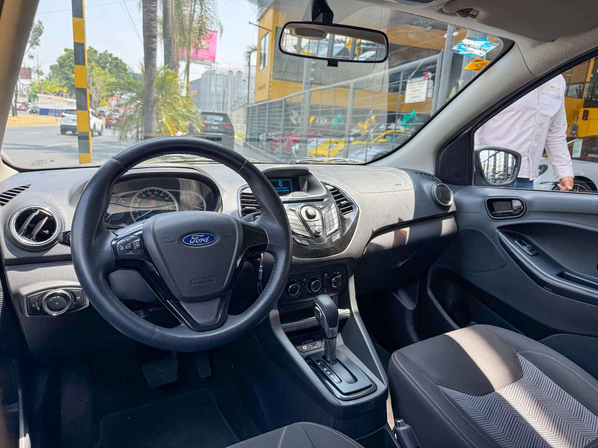 Car image 9