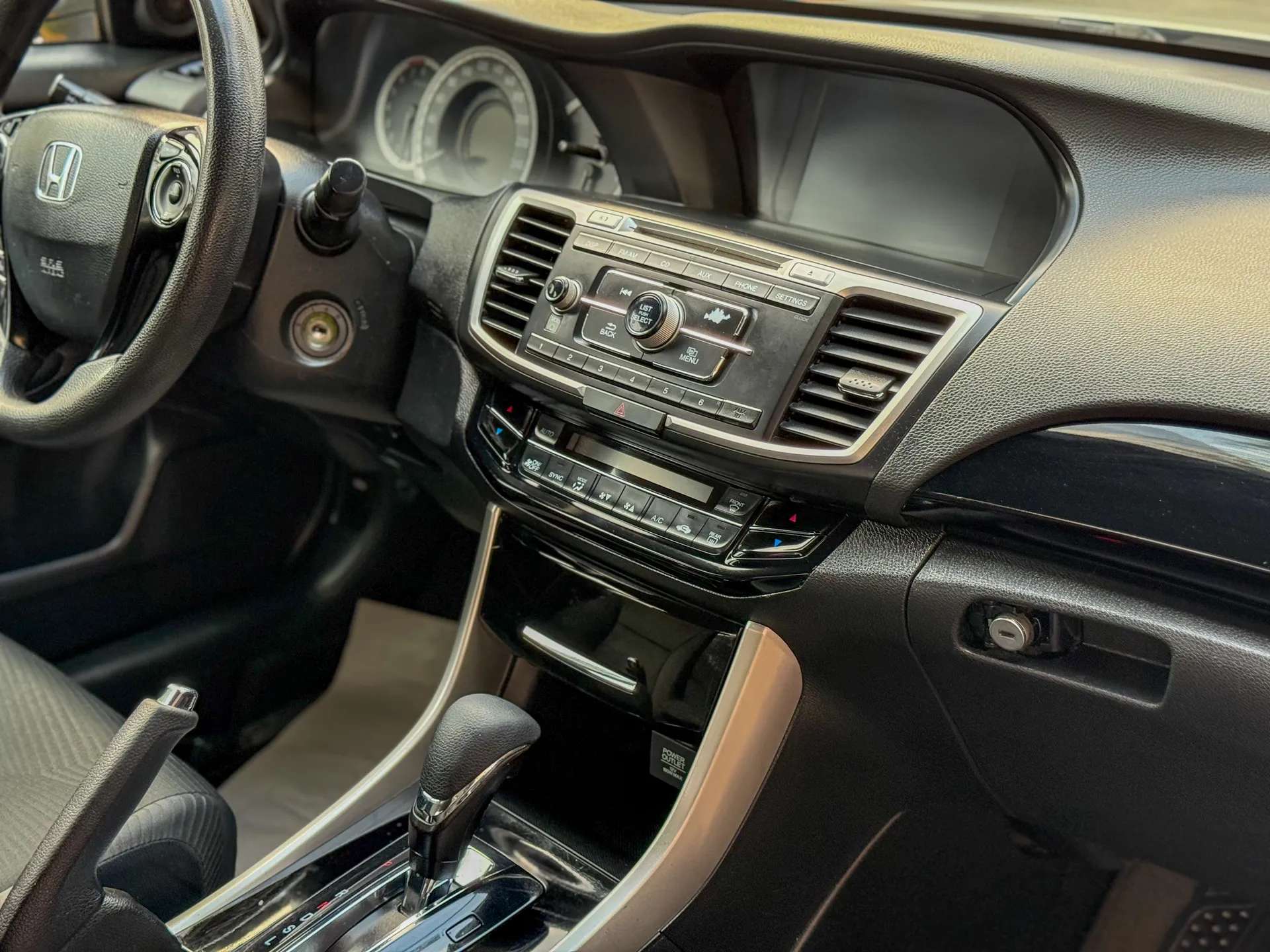 Car image 14