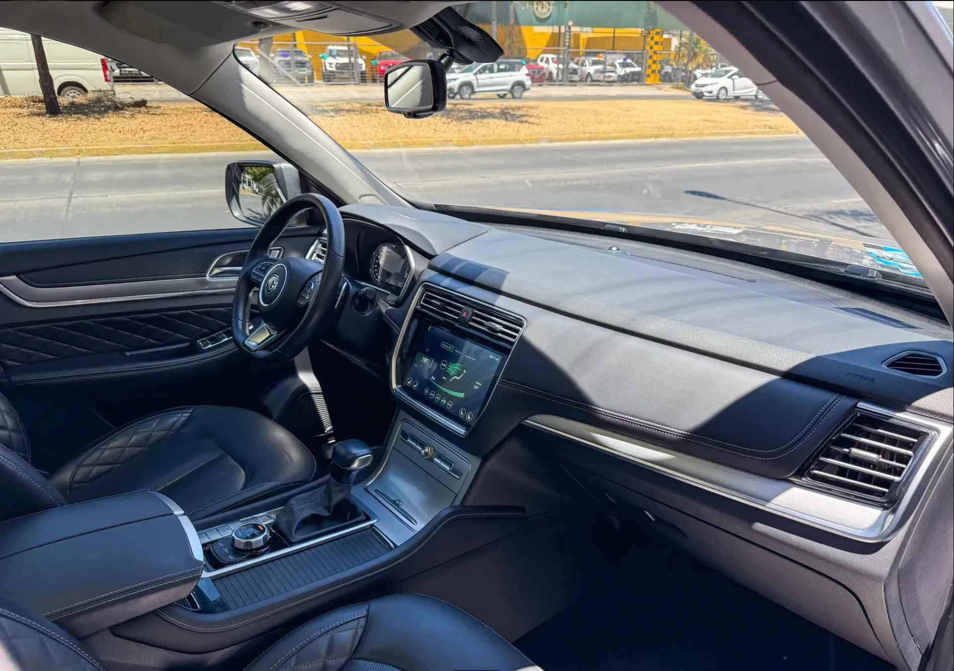 Car image 12