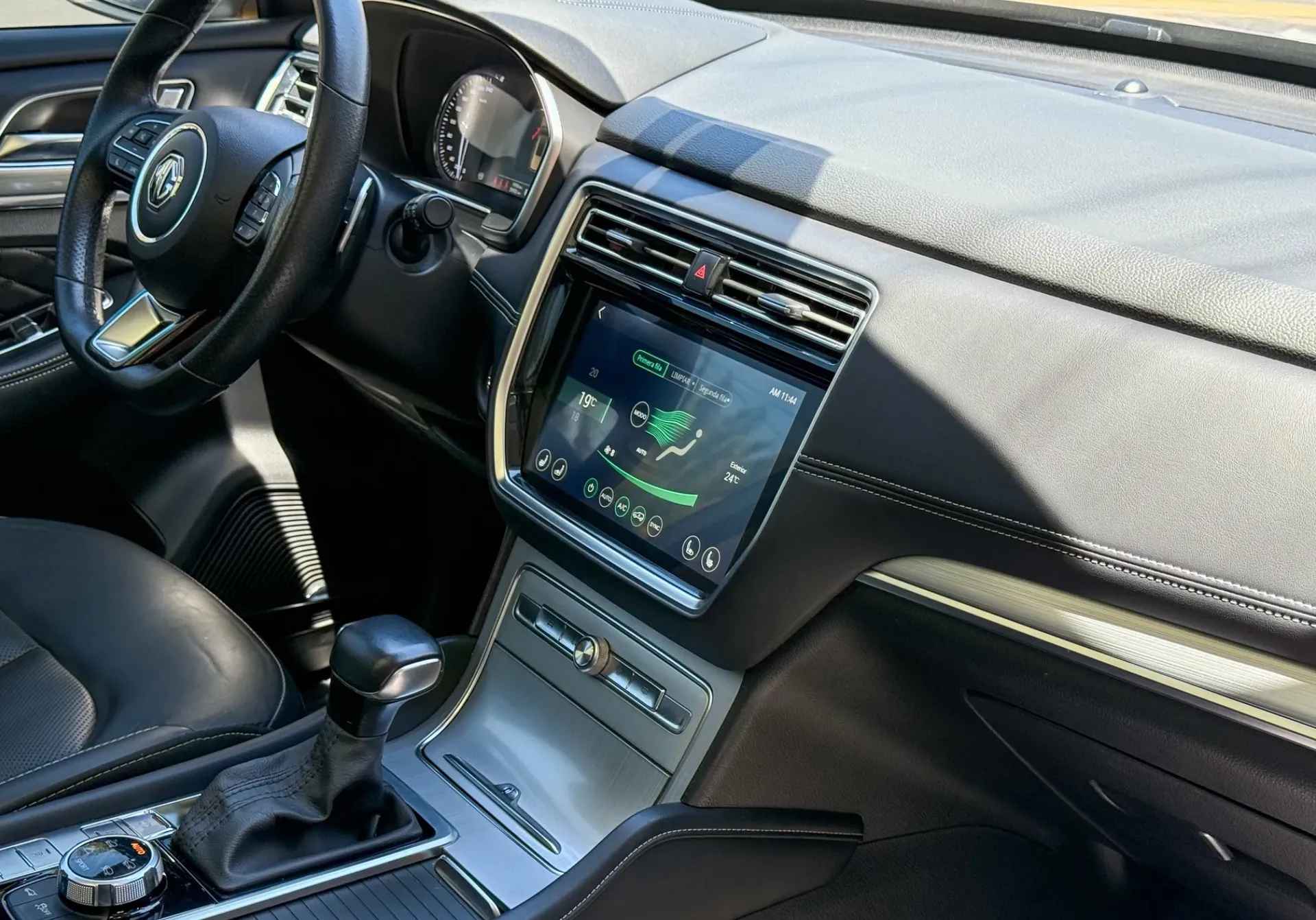 Car image 14