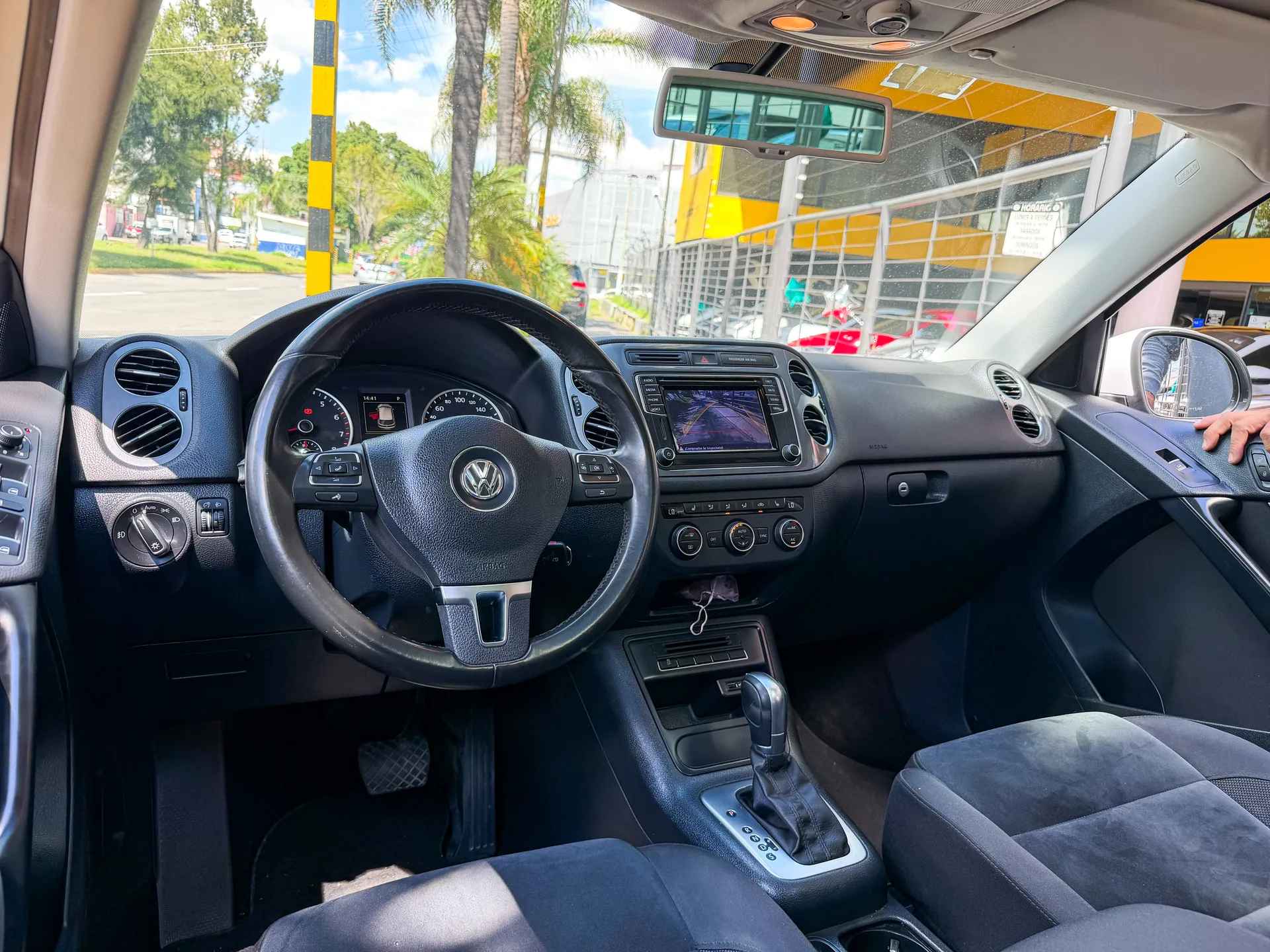 Car image 9