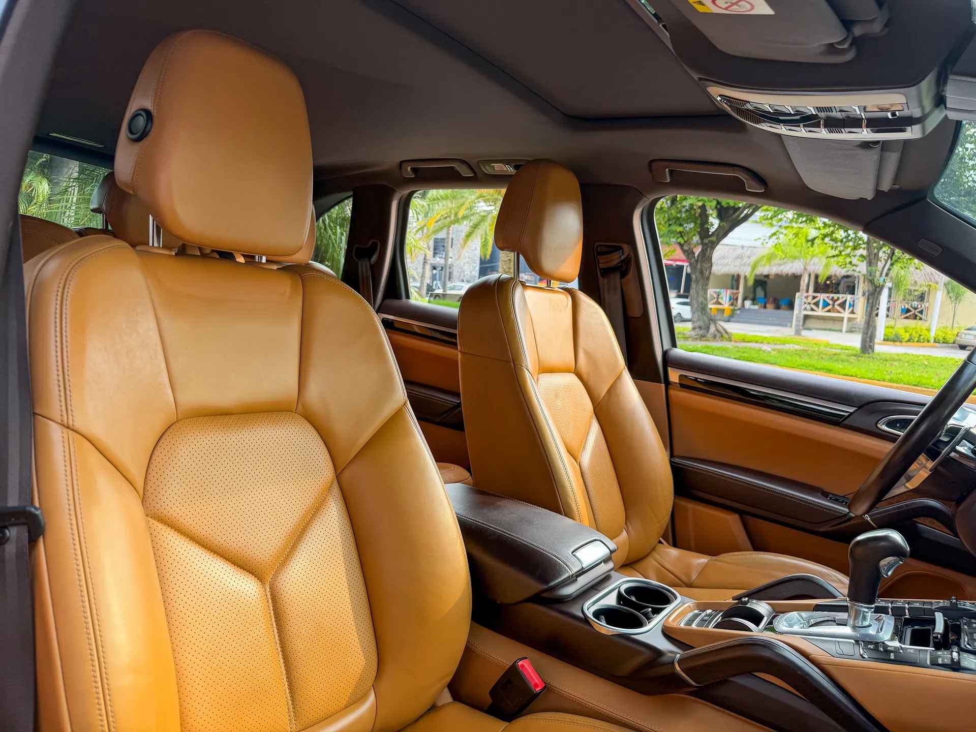 Car image 16