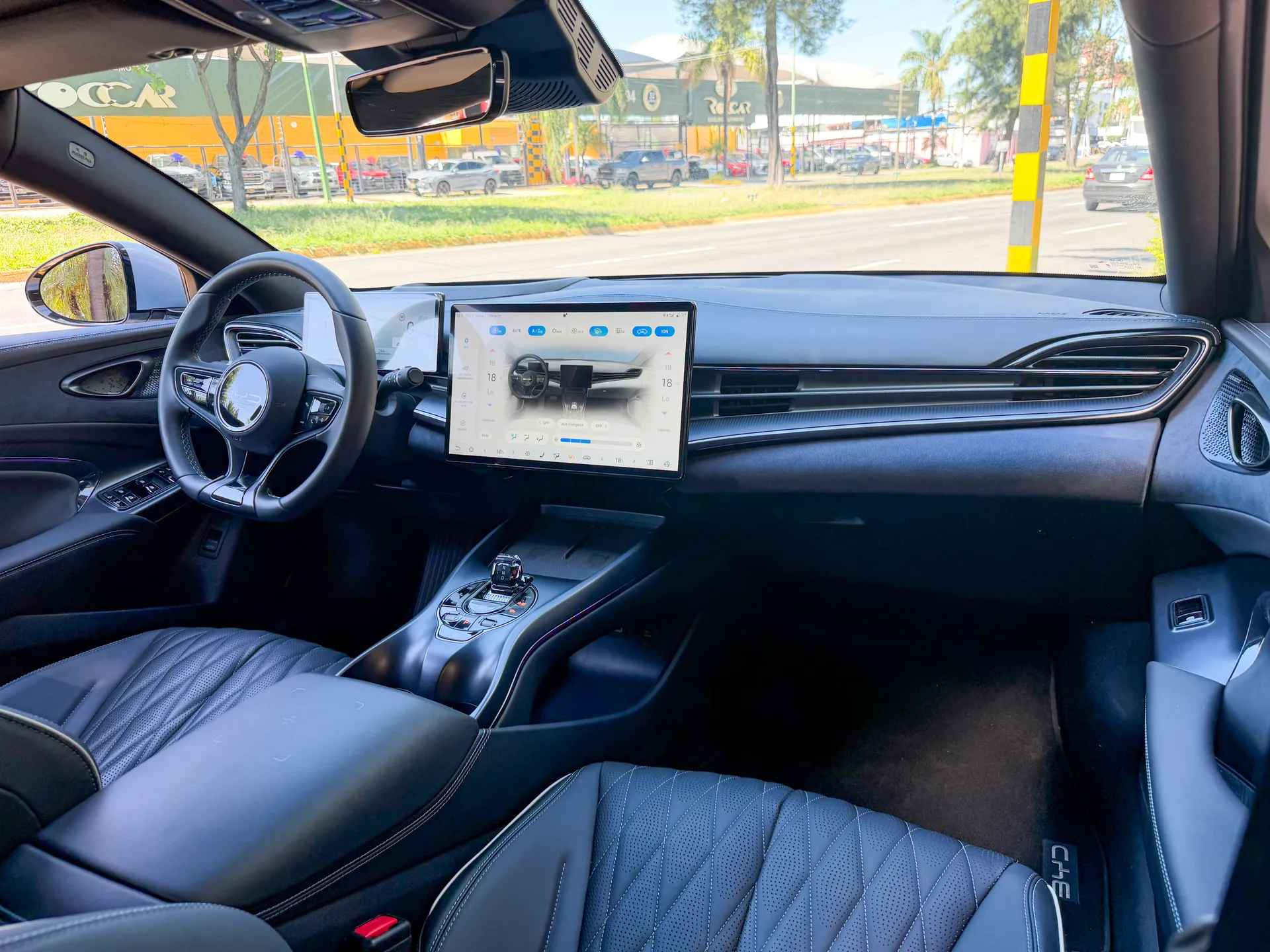 Car image 14