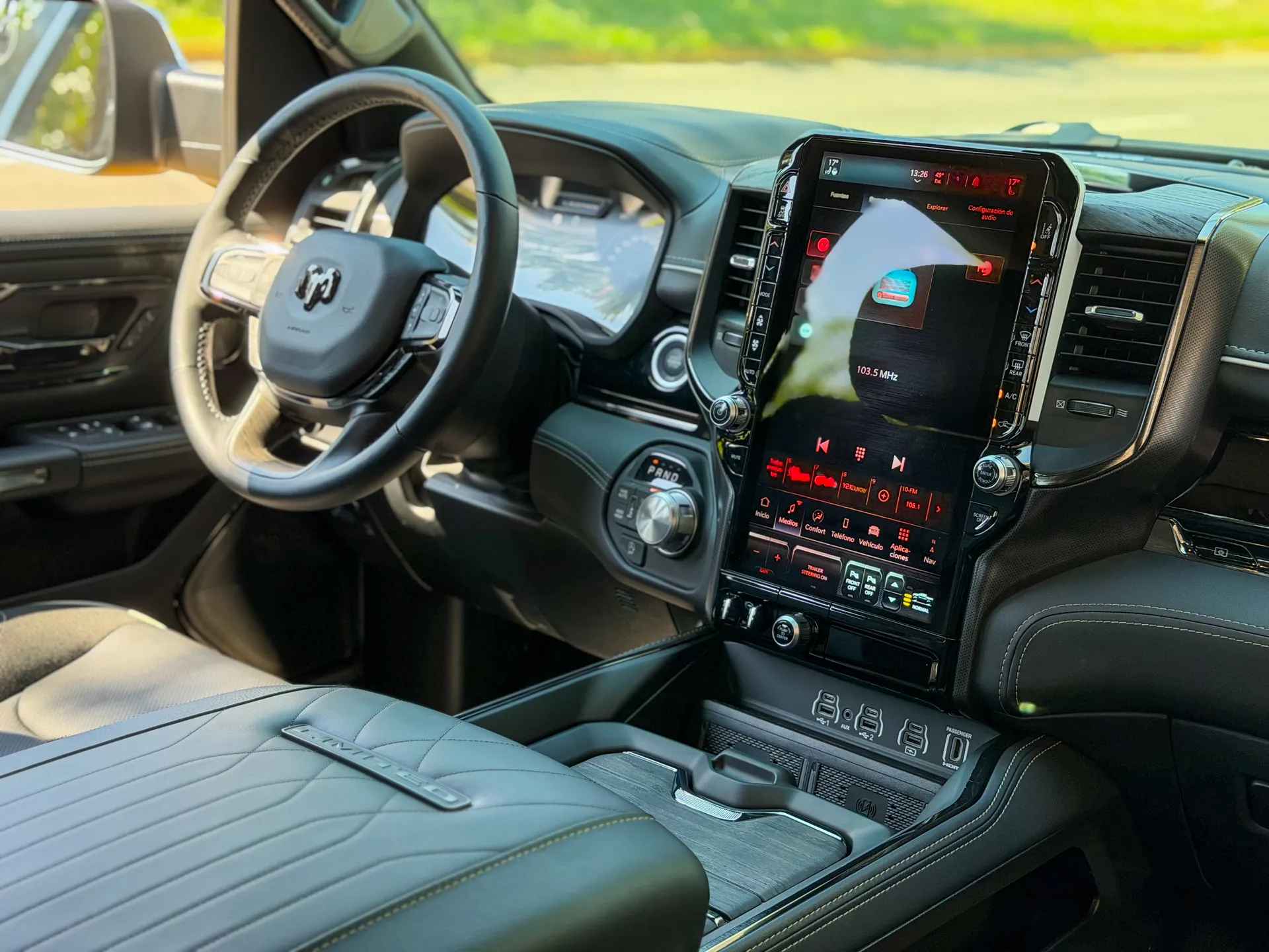 Car image 15