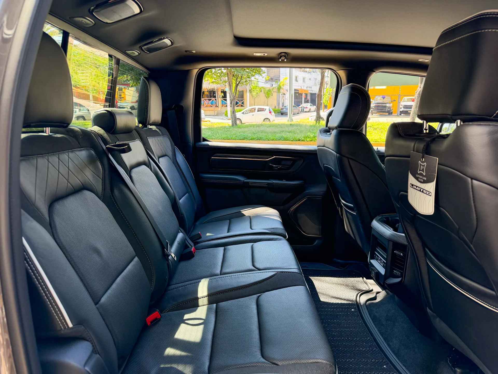 Car image 19