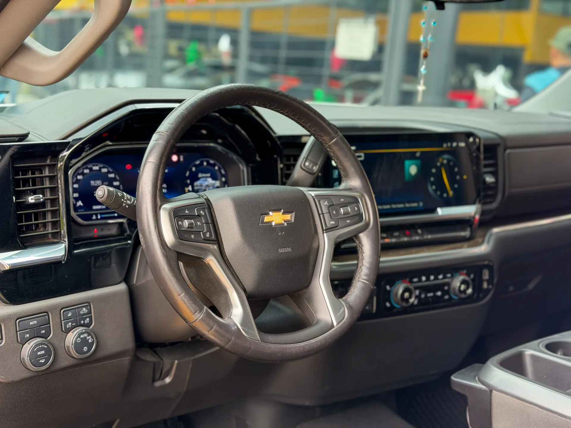 Car image 12