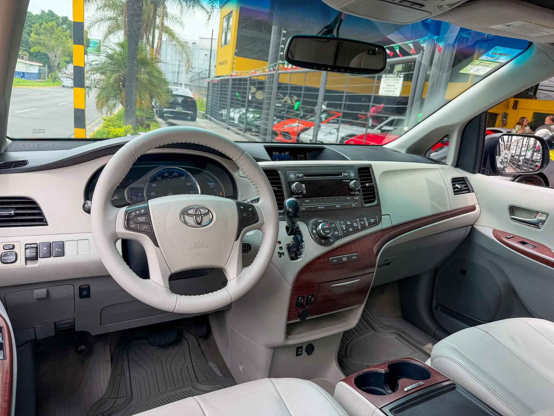 Car image 9