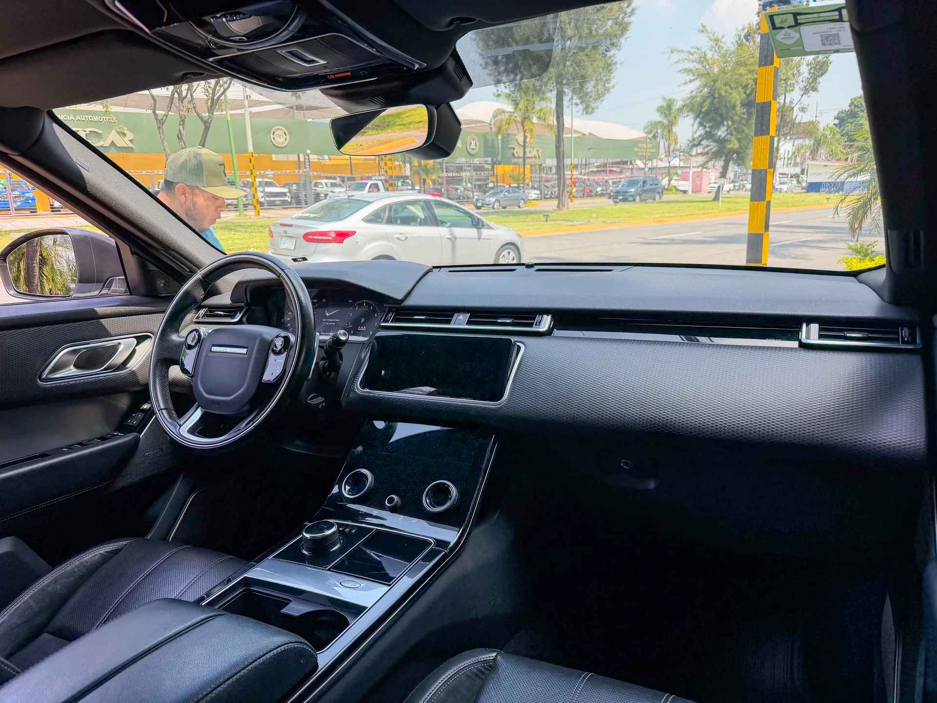 Car image 14