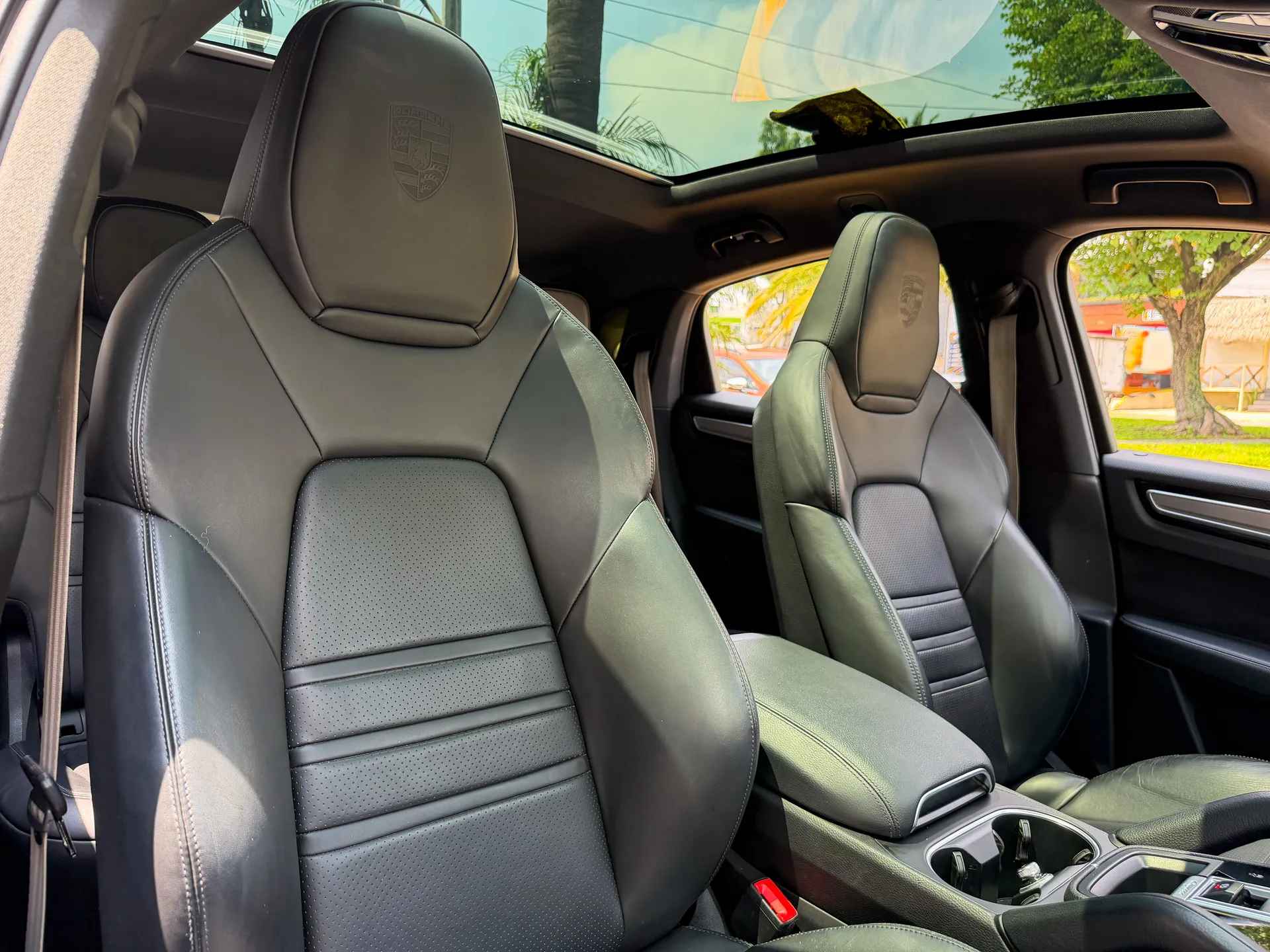 Car image 16