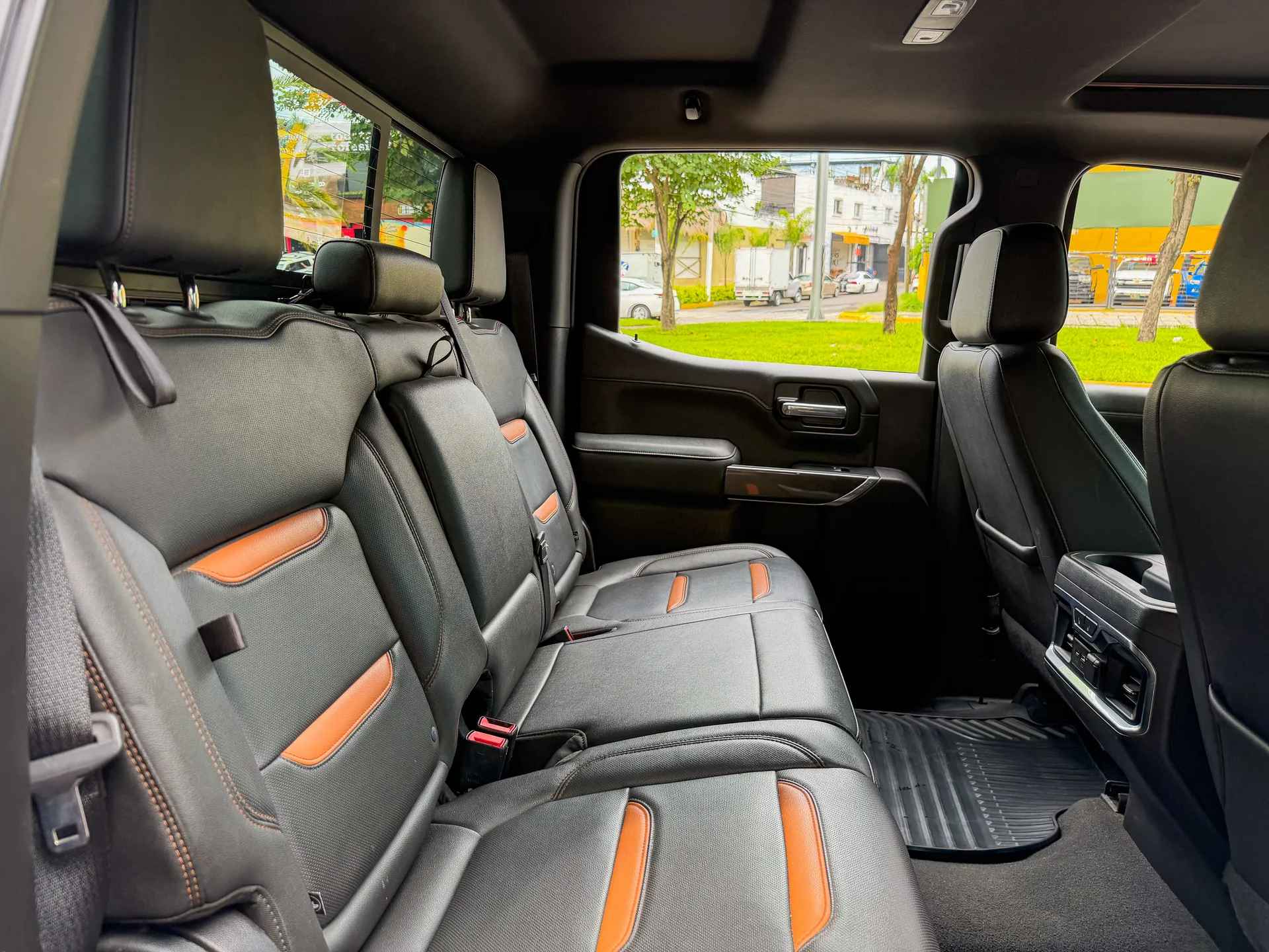 Car image 17