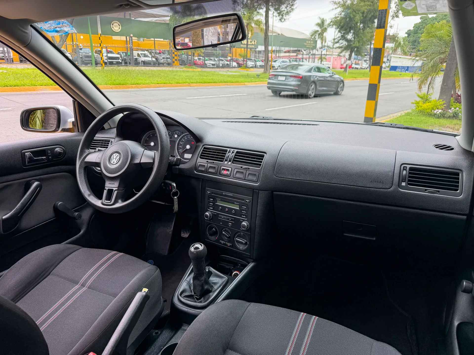 Car image 14