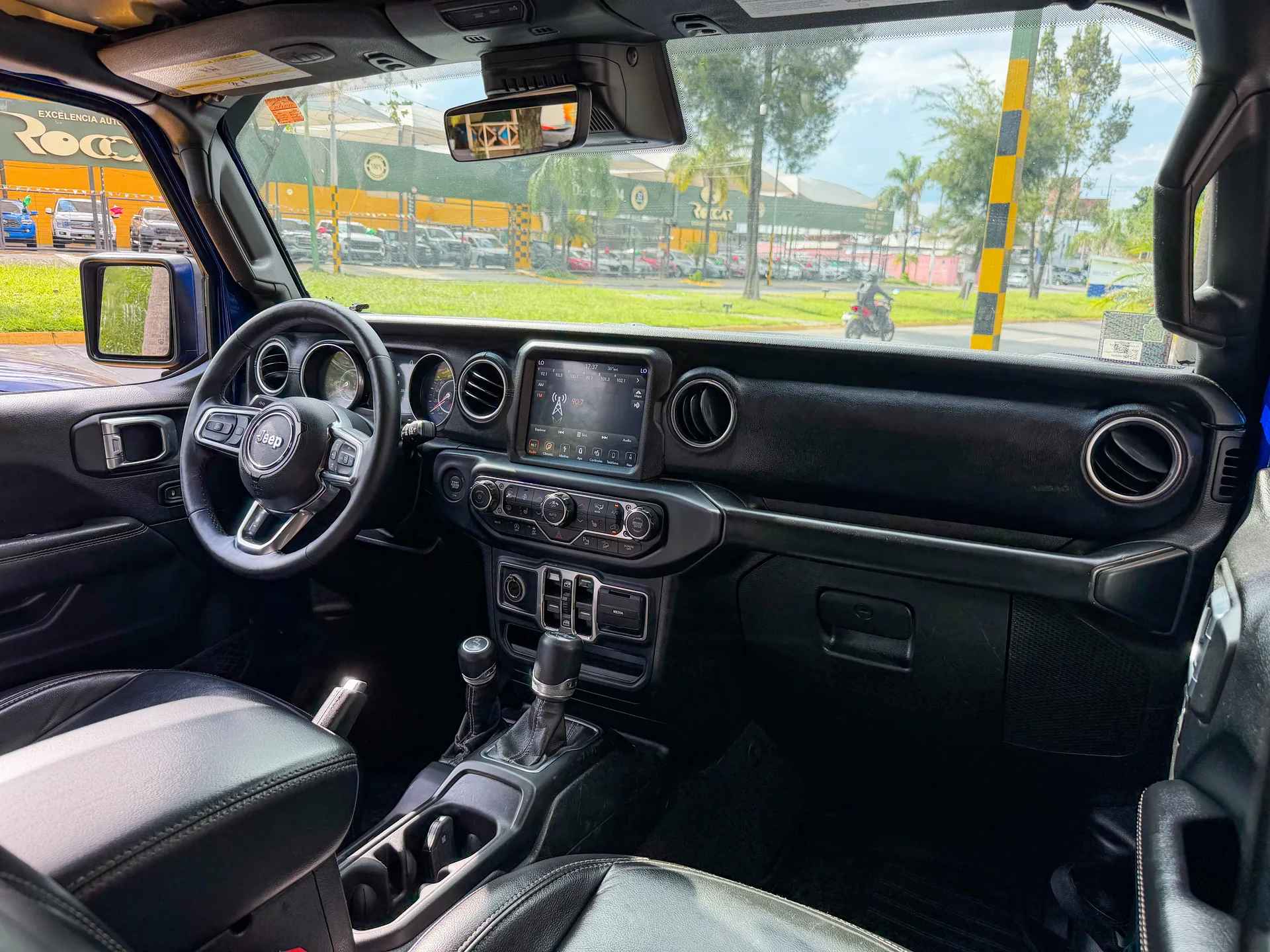 Car image 16