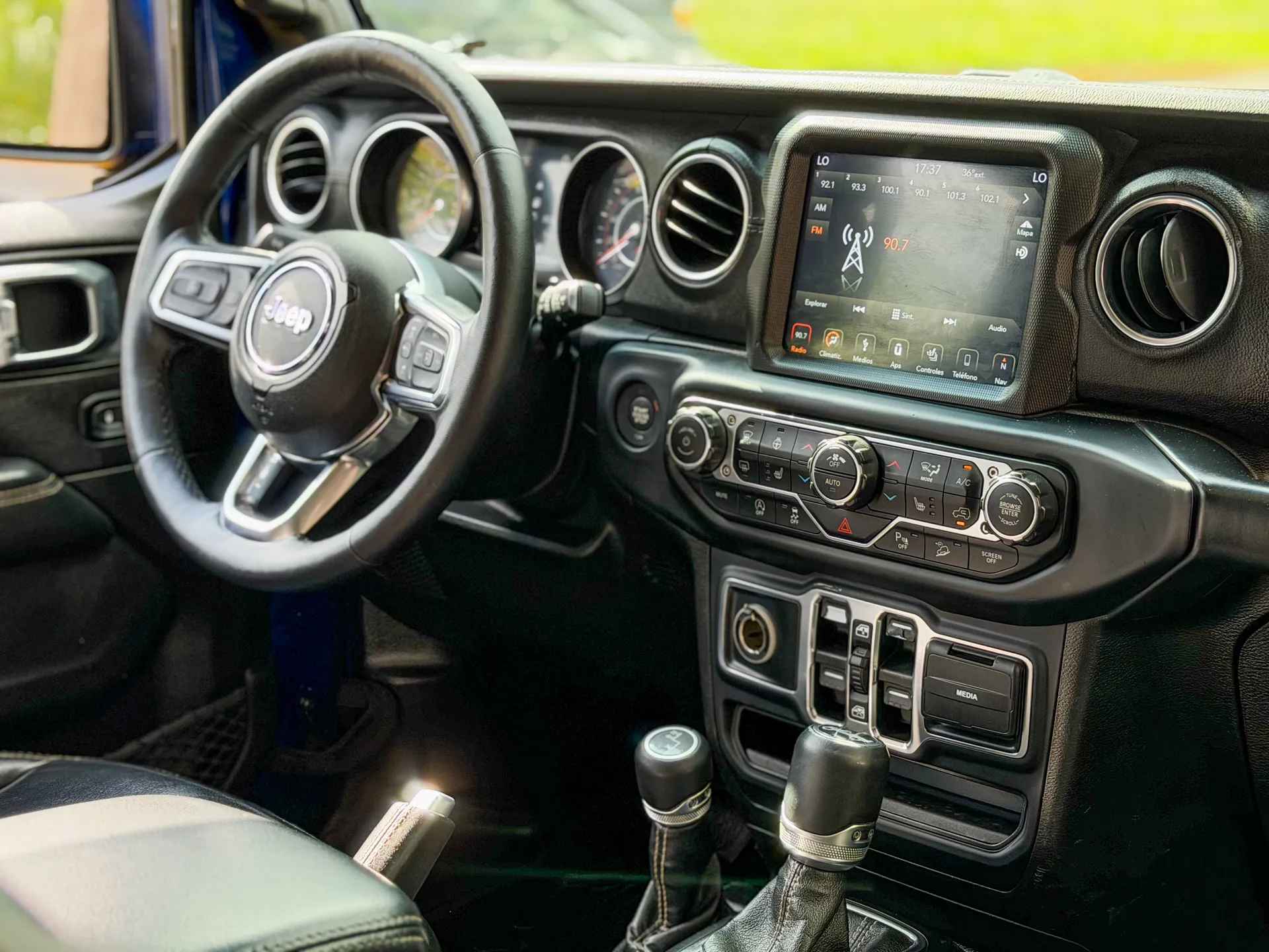 Car image 17