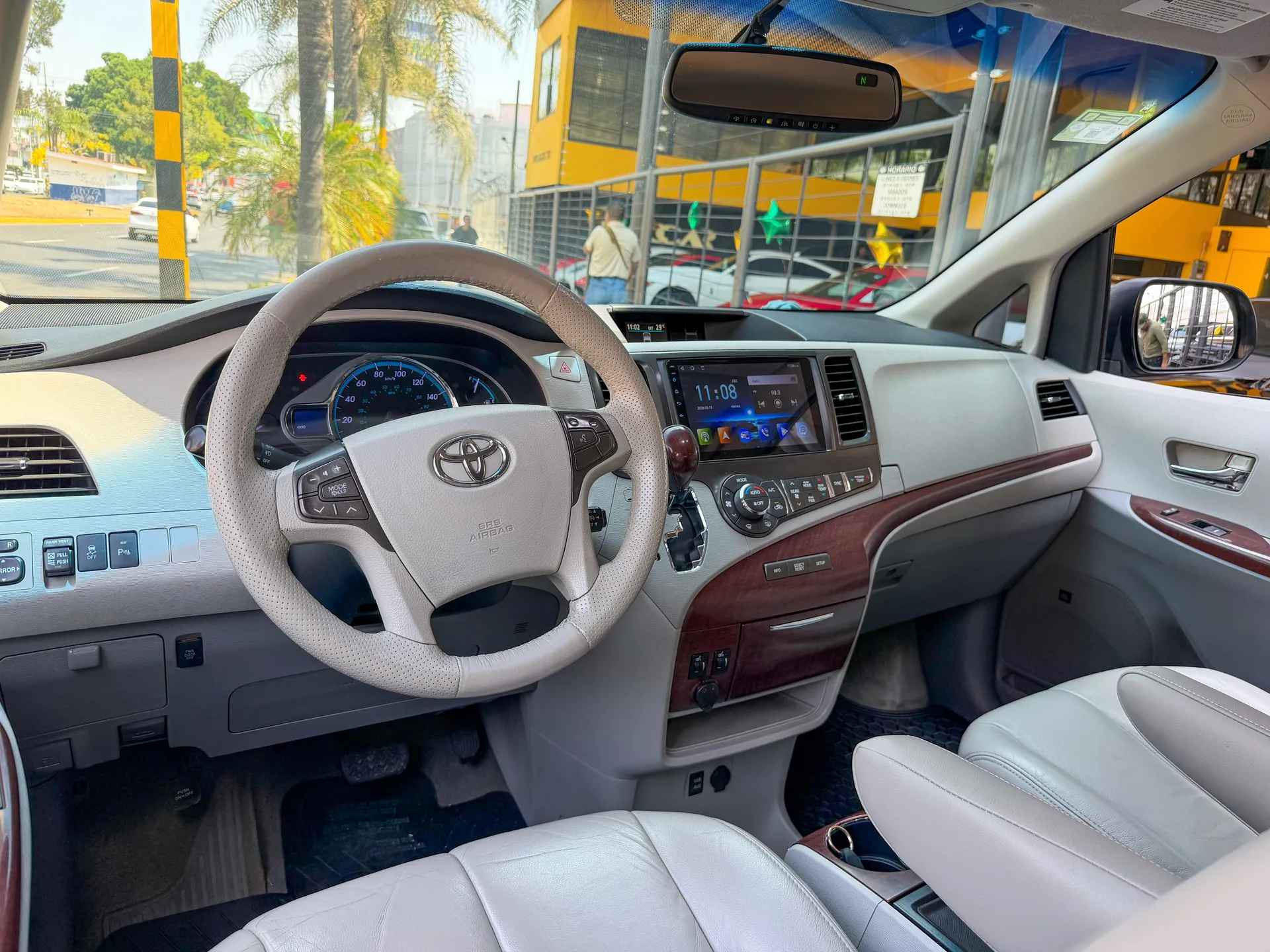 Car image 16