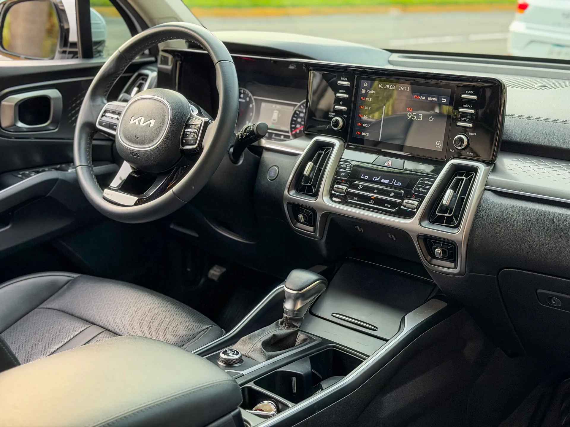 Car image 13