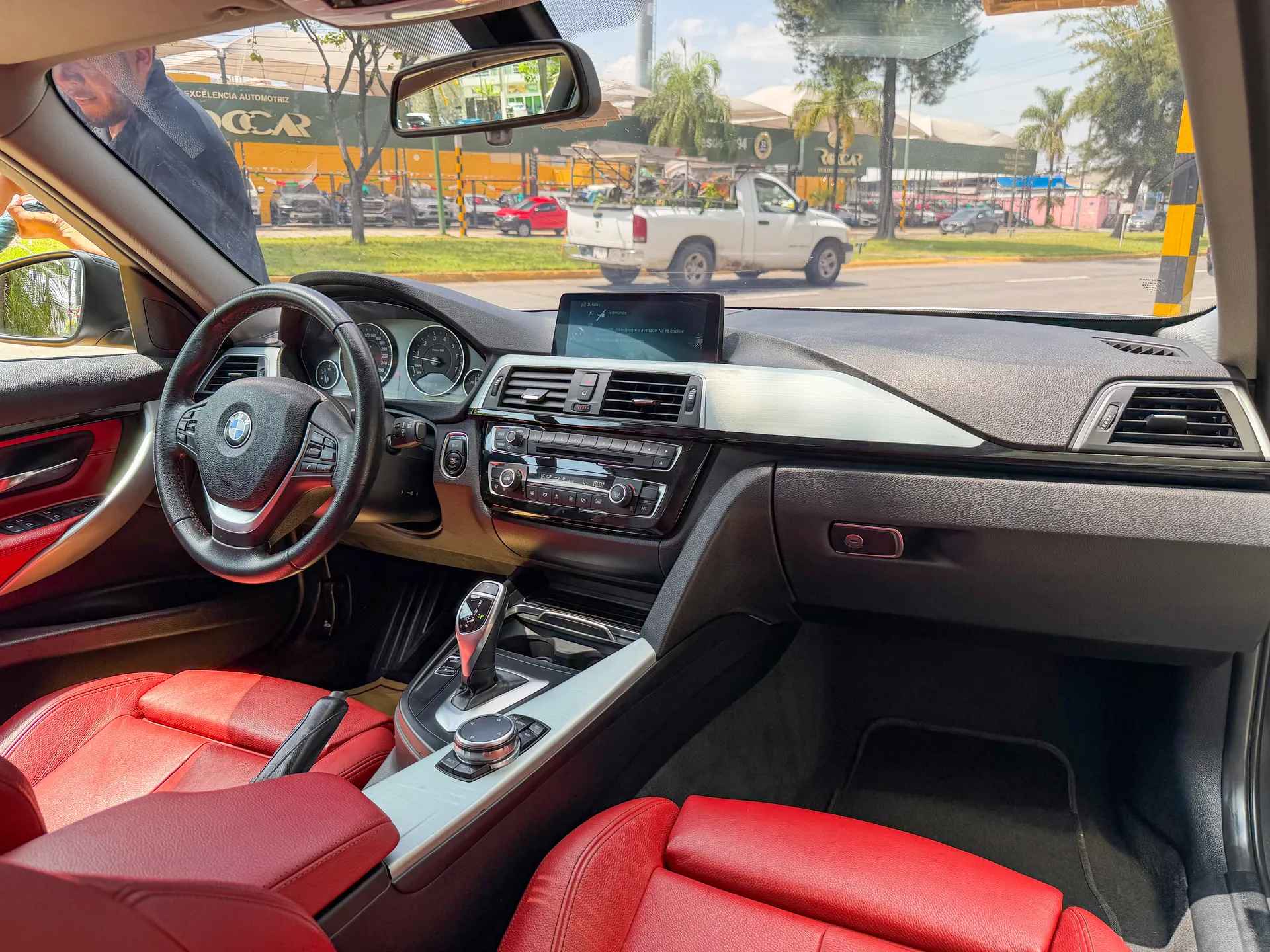 Car image 14